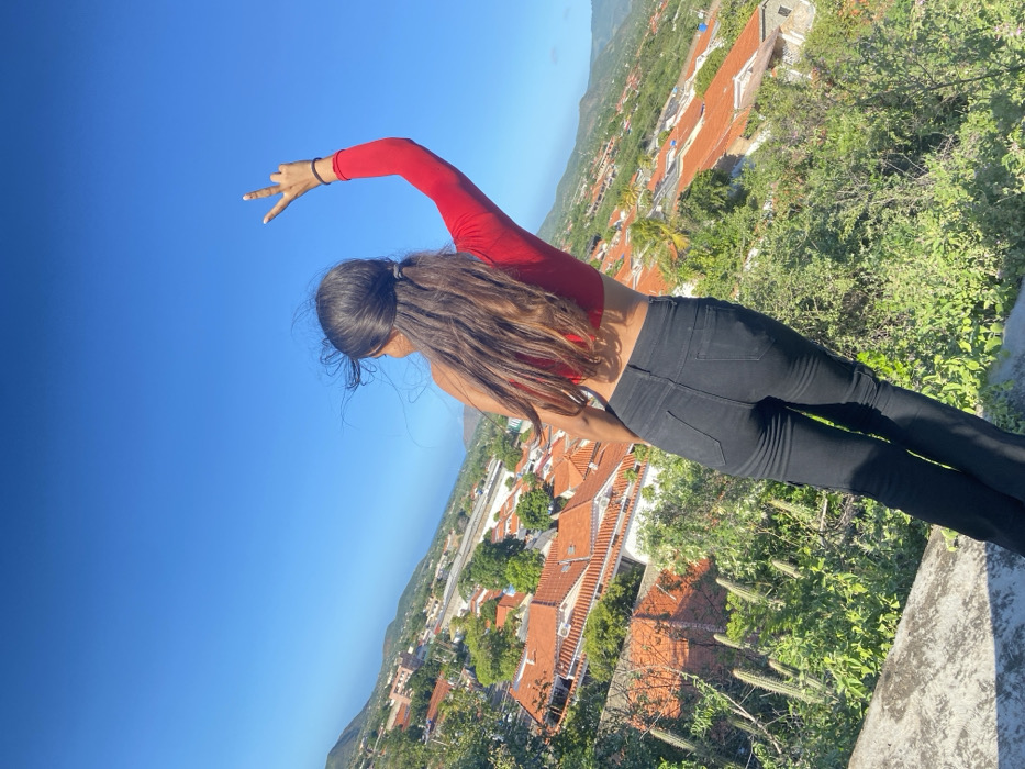 Family enjoys evening photo session at Venezuelan mountain overlook
