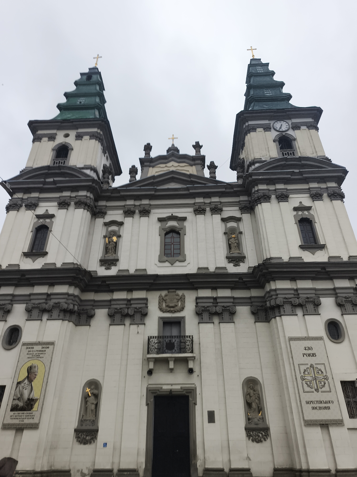 Witness documents rainy afternoon tour of historic Ternopil architecture