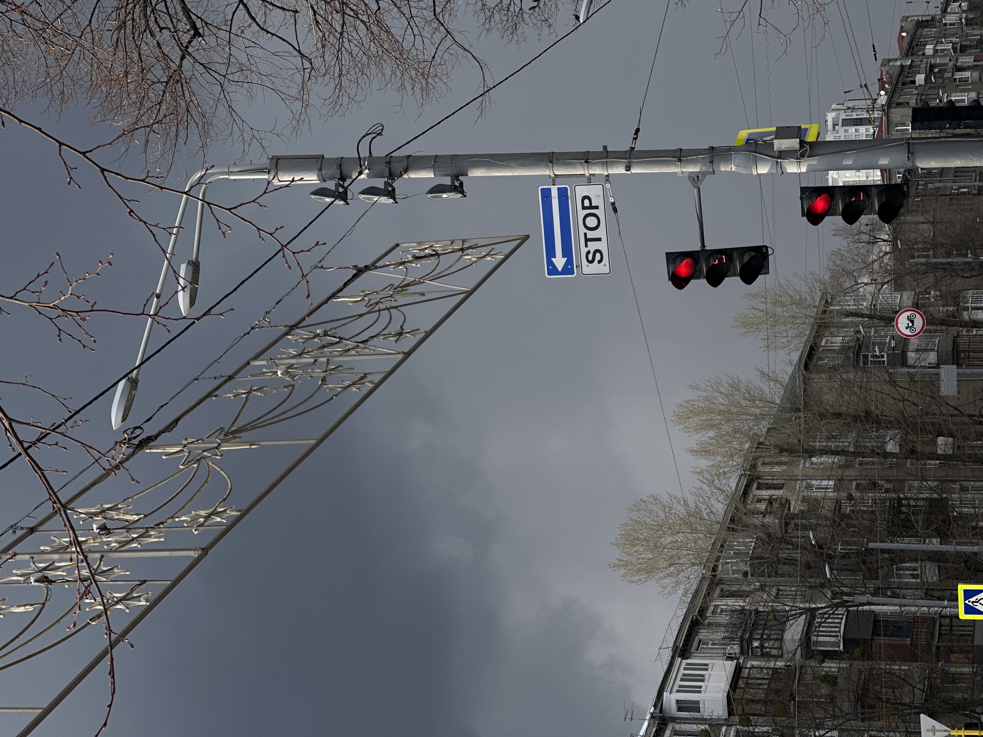 Daily street life documented in Kharkiv during afternoon hours