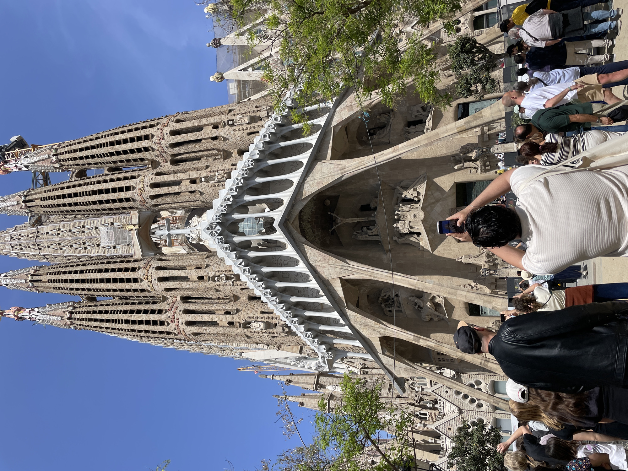 Tourist captures sunny Sagrada Familia scenes in Barcelona