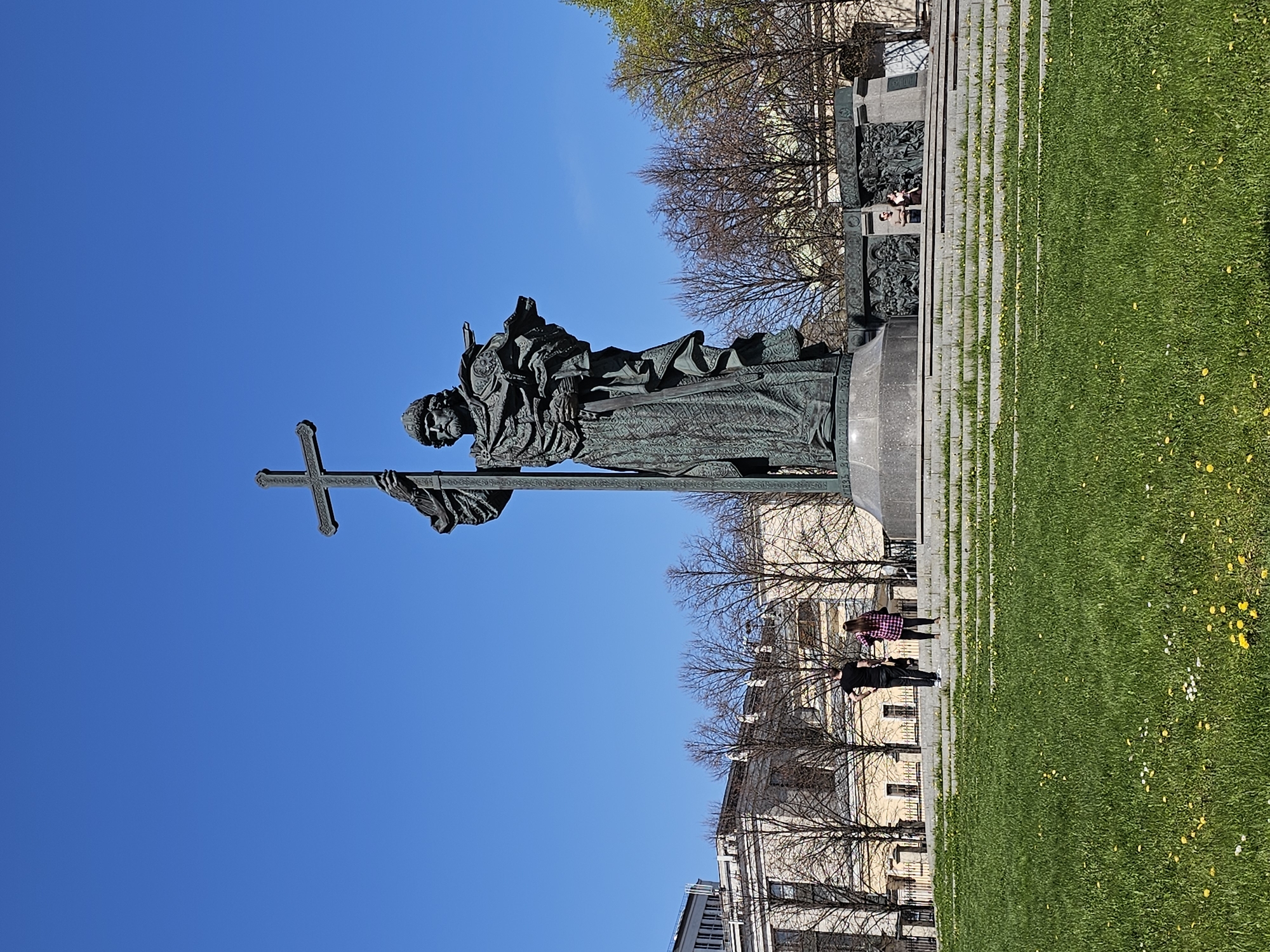 Spring morning scenes captured around Moscow's Kremlin district