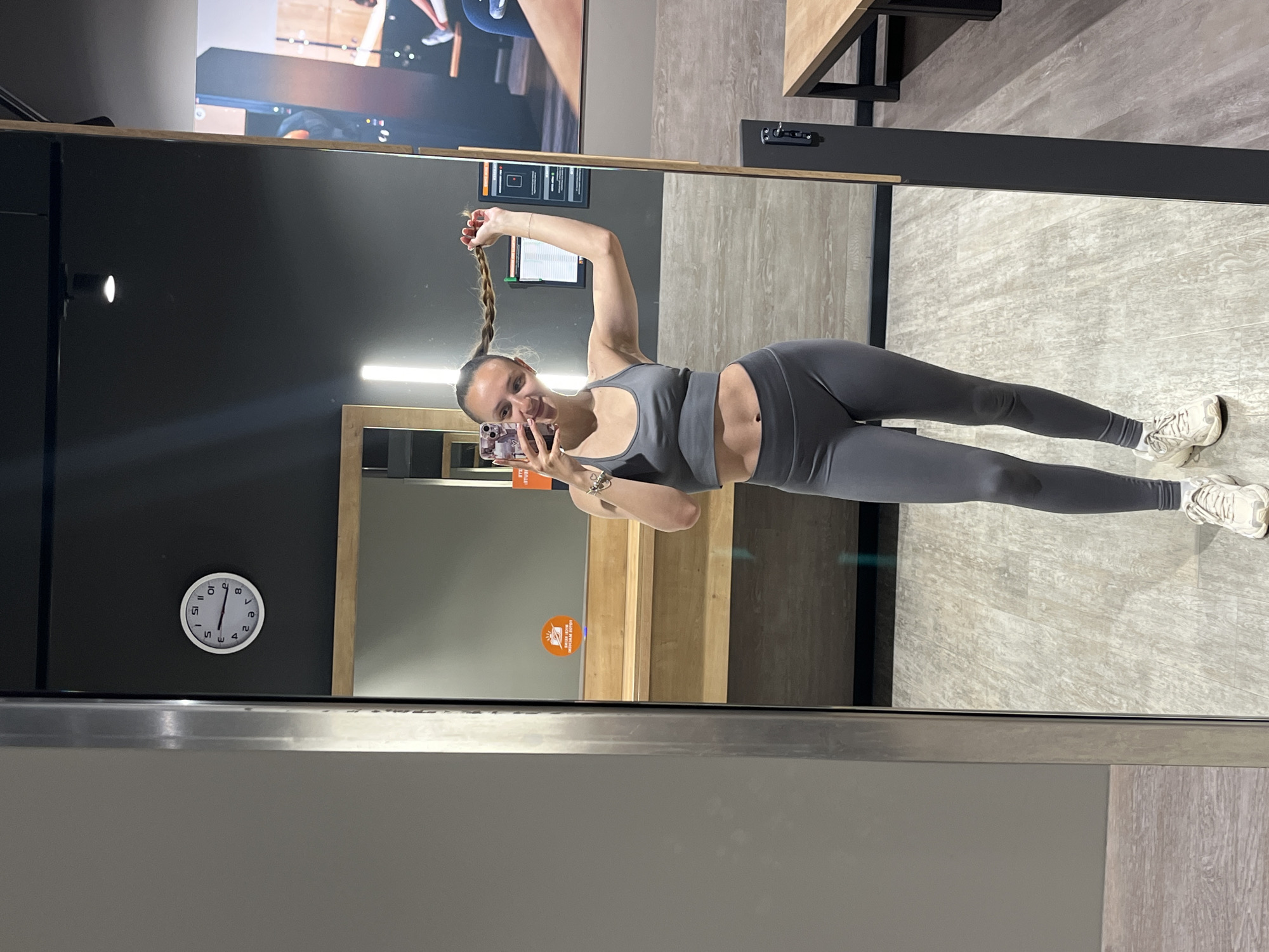 Woman takes gym selfies in Saarbrücken fitness center