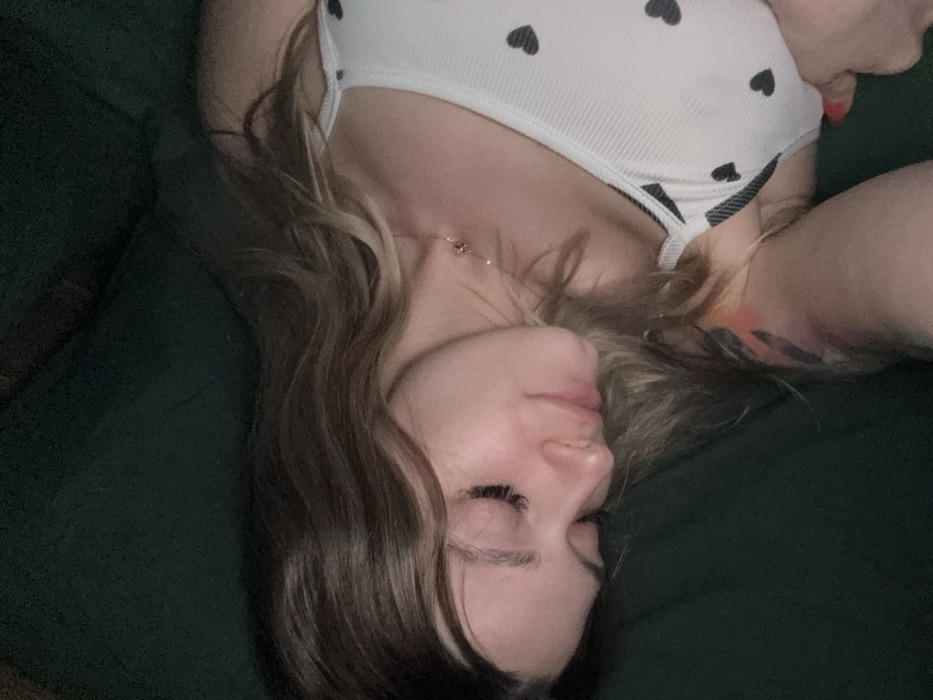 Woman documents evening routine in selfies at Reutov residence