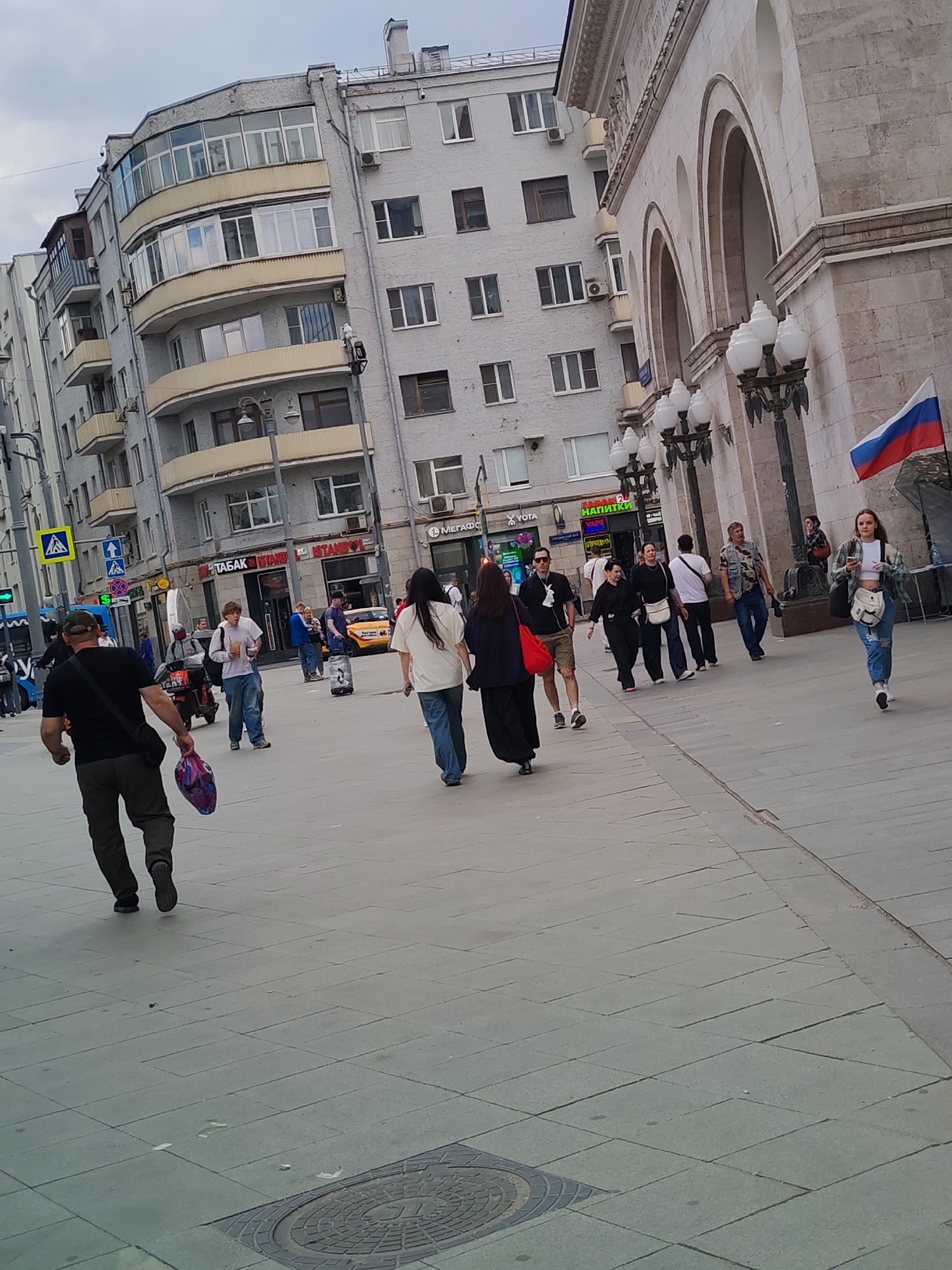 Morning Moscow walkabout: Metro stations, busy streets, mixed architecture