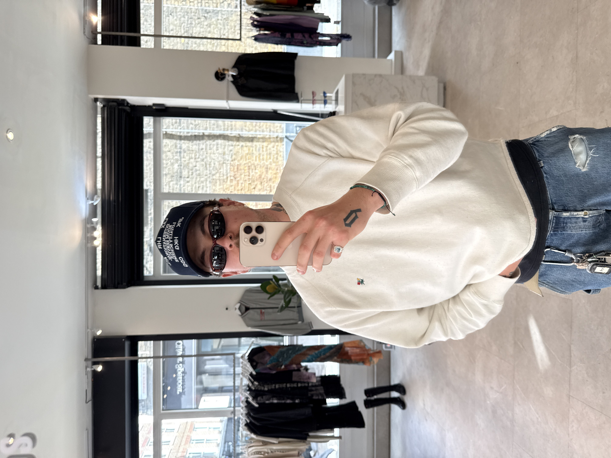 London afternoon captured: tea drinks, designer fashion, street art