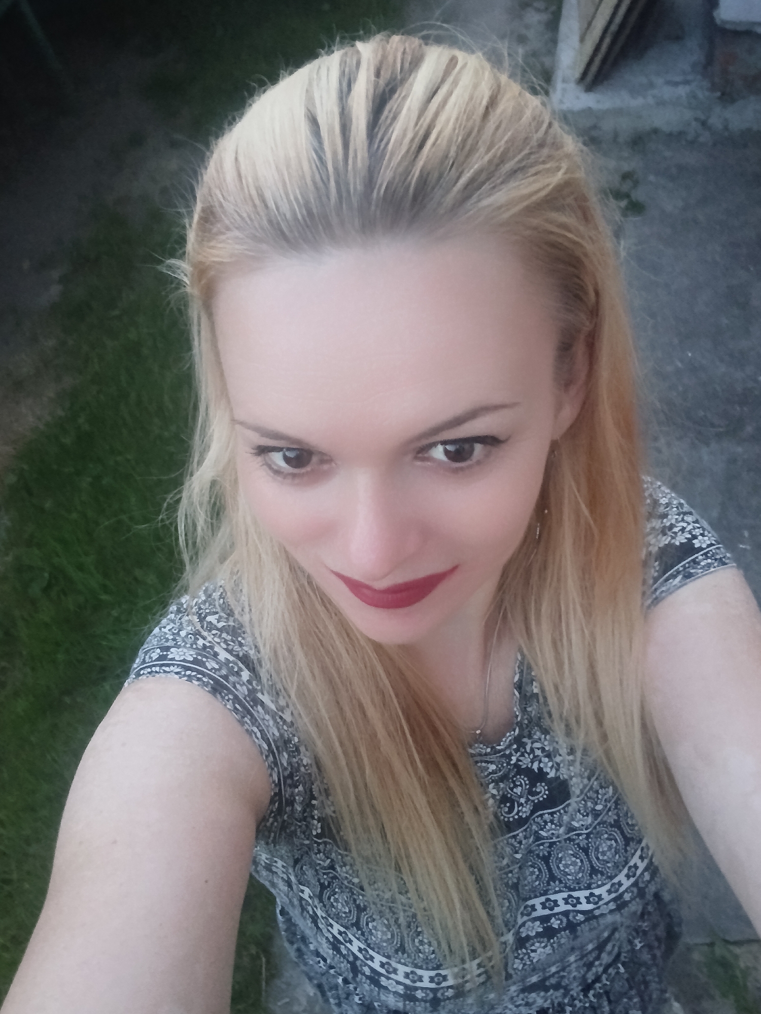 Evening selfies and street details from a Chernihiv neighborhood