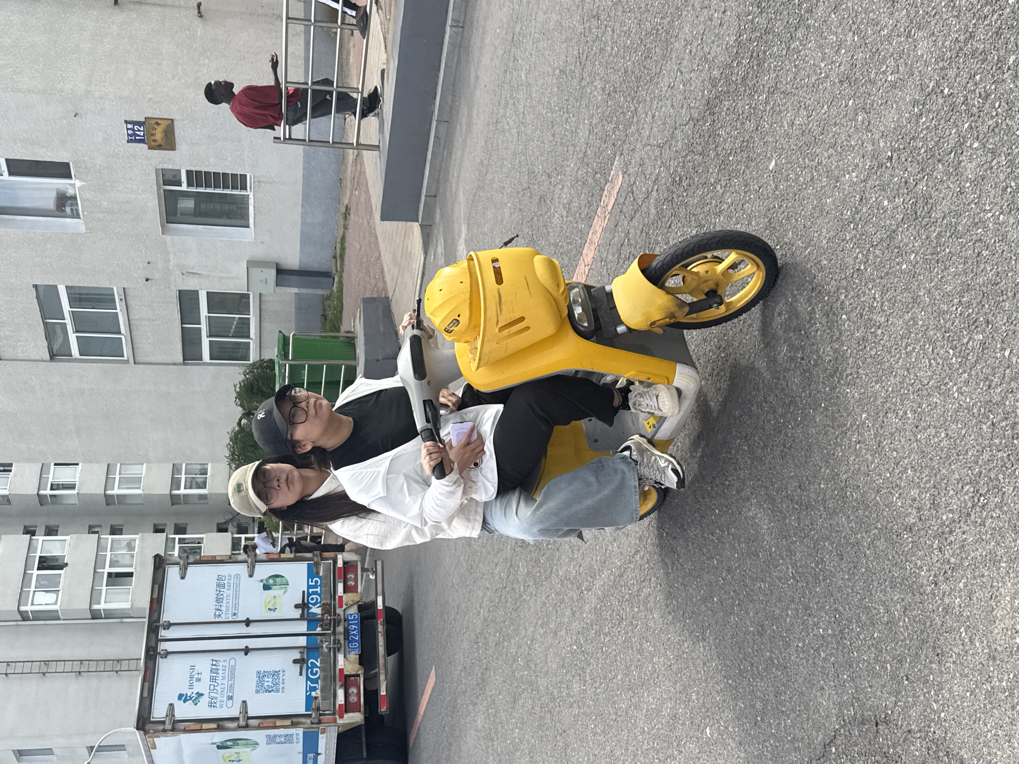 Graduation celebrations unfold in Zhongtun amid roses and scooters