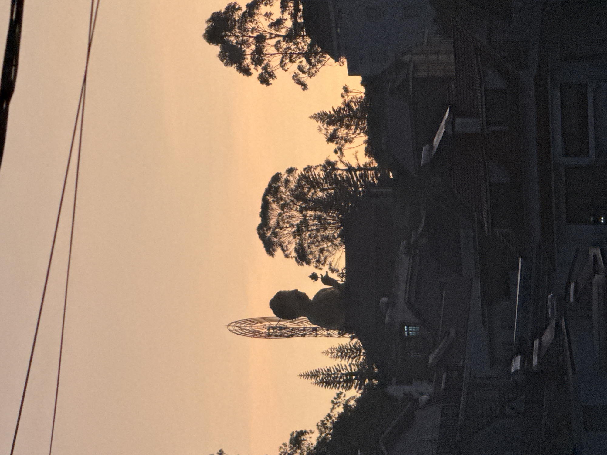 Golden sunset captured across Đà Lạt's Lâm Viên Square