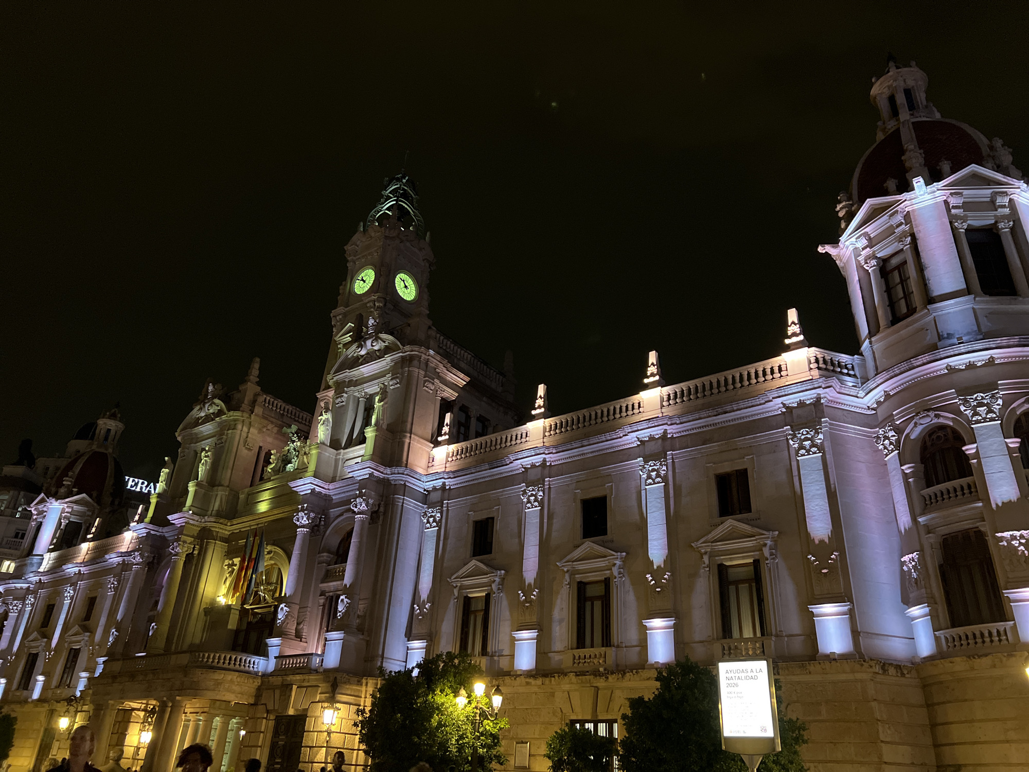 Evening activity documented around illuminated Valencia City Hall plaza