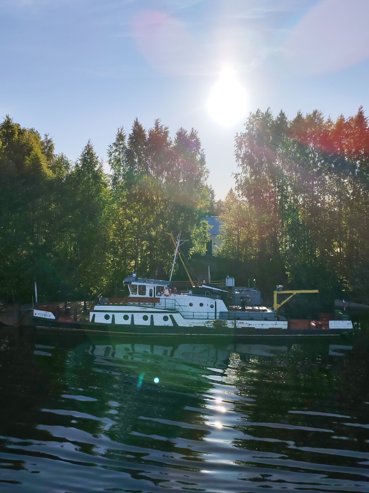 Vessel navigation documented on Russian waterway near Annensky Most