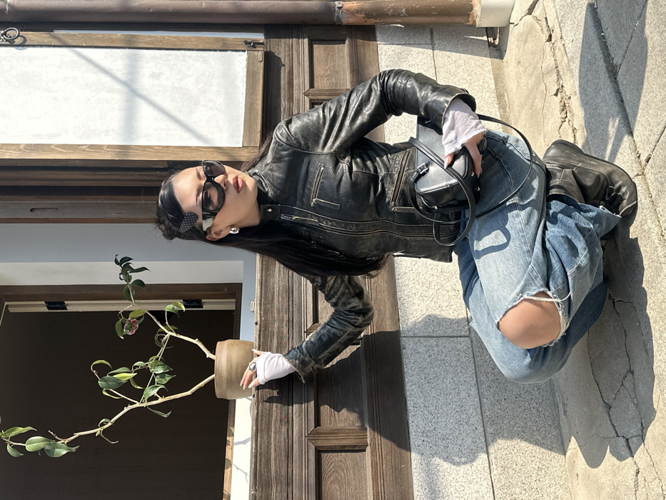Morning tourist activity documented across Seoul's historic districts