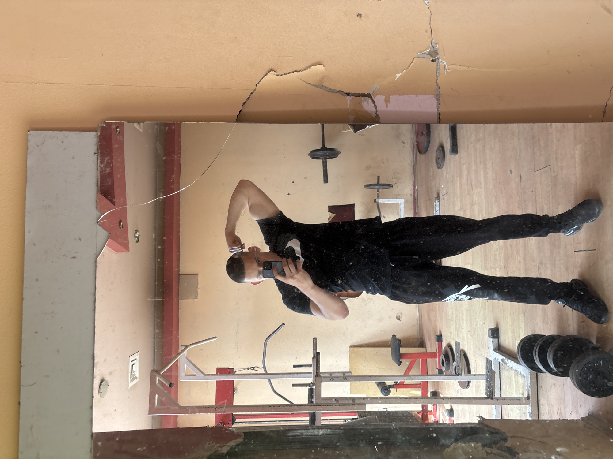 Man takes gym selfies in Goritsa, Bulgaria facility