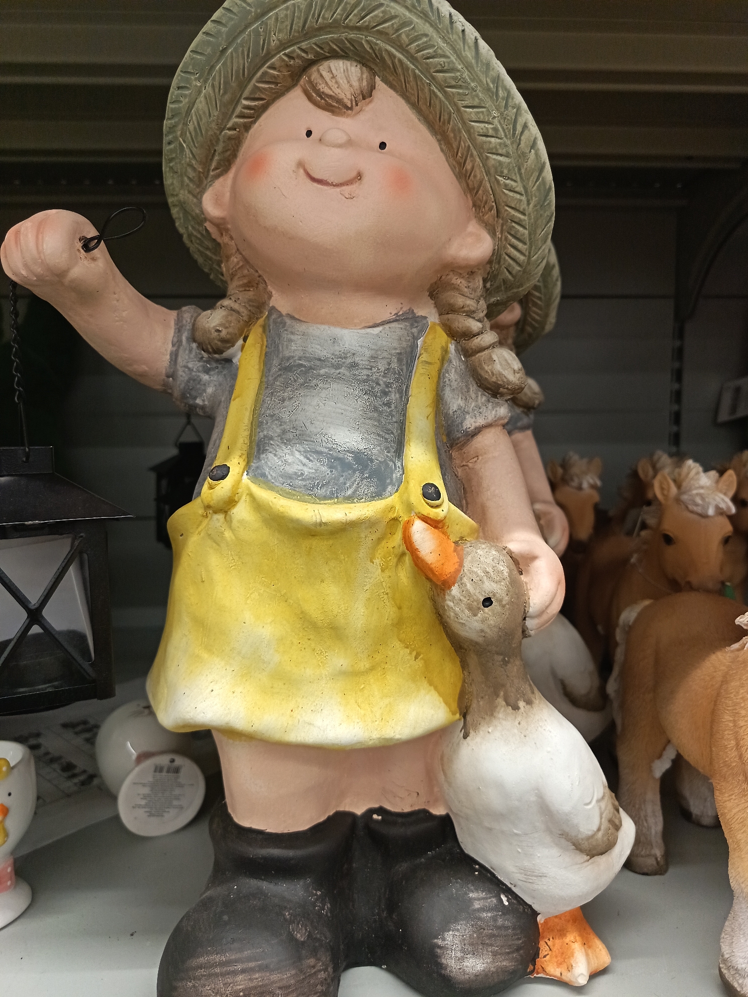 Evening shopping trip captures decorative items in Nizhnevartovsk store