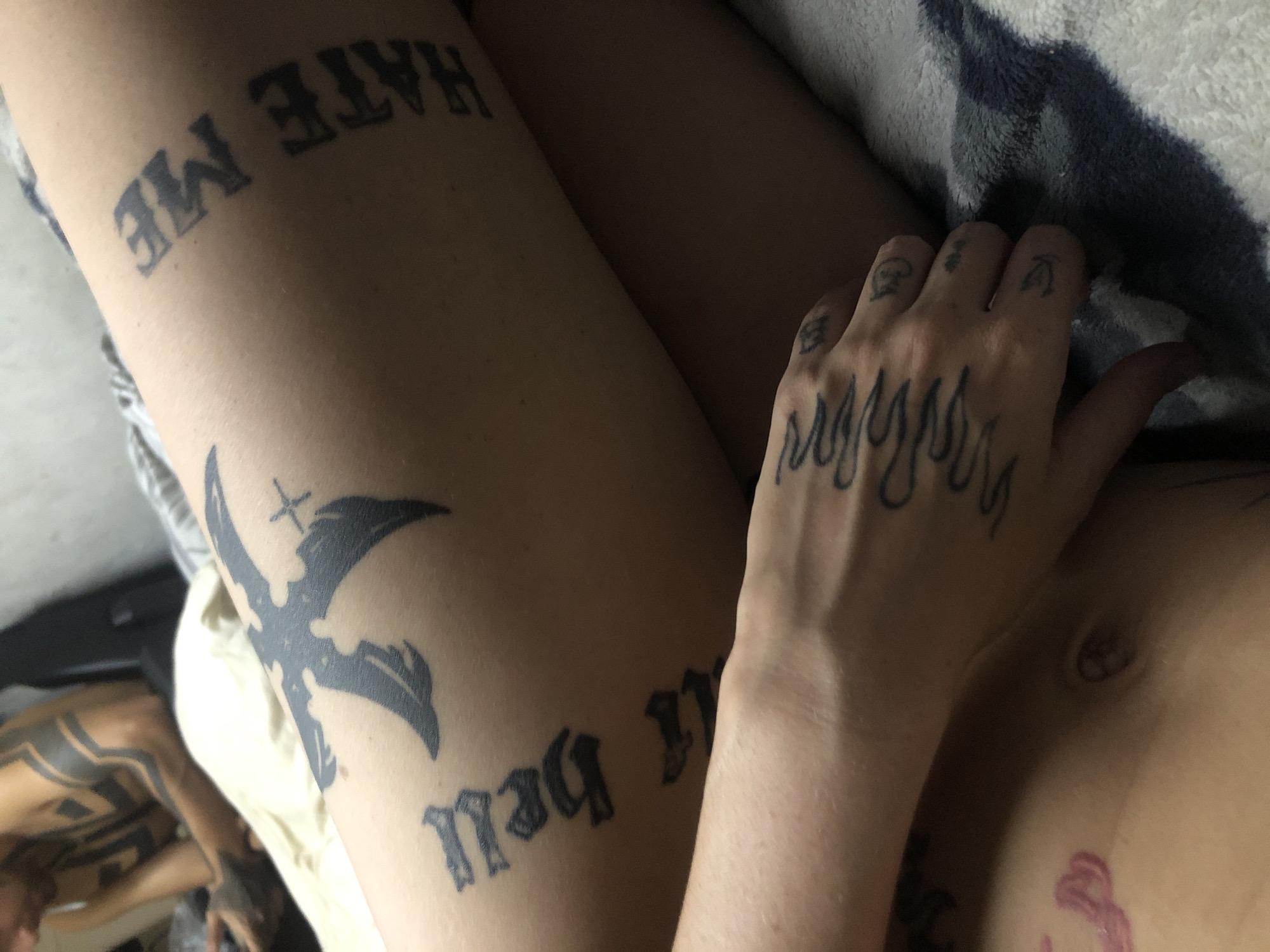 Buenos Aires resident documents tattoos, cooking, gaming during morning hours