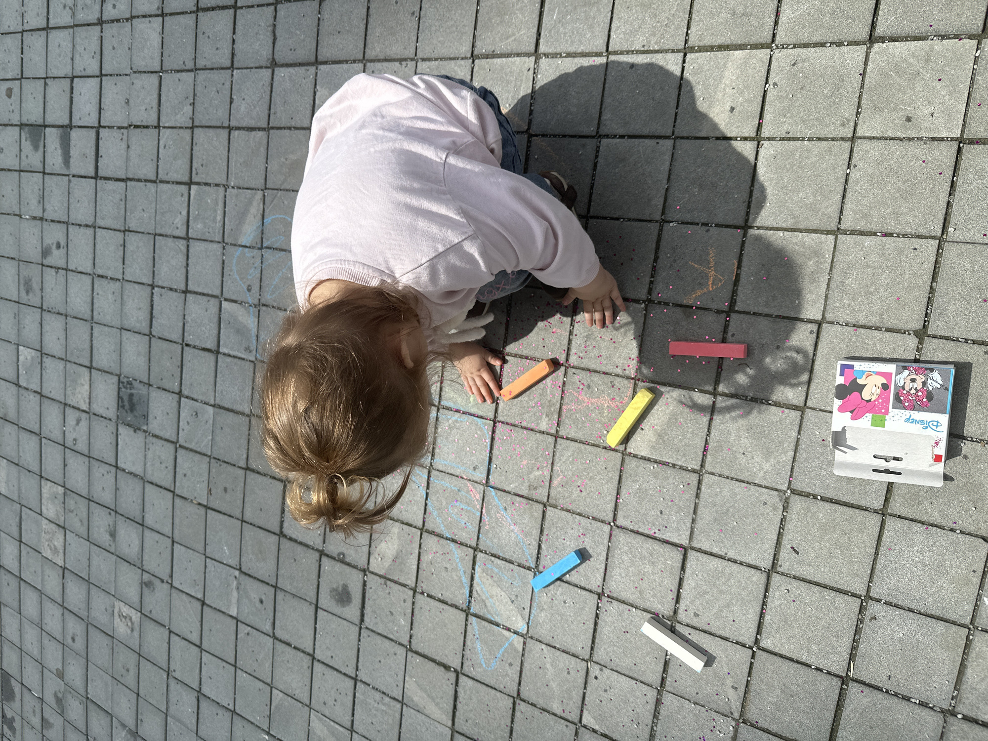 Child plays, woman swings, bakery visits in Yekaterinburg morning
