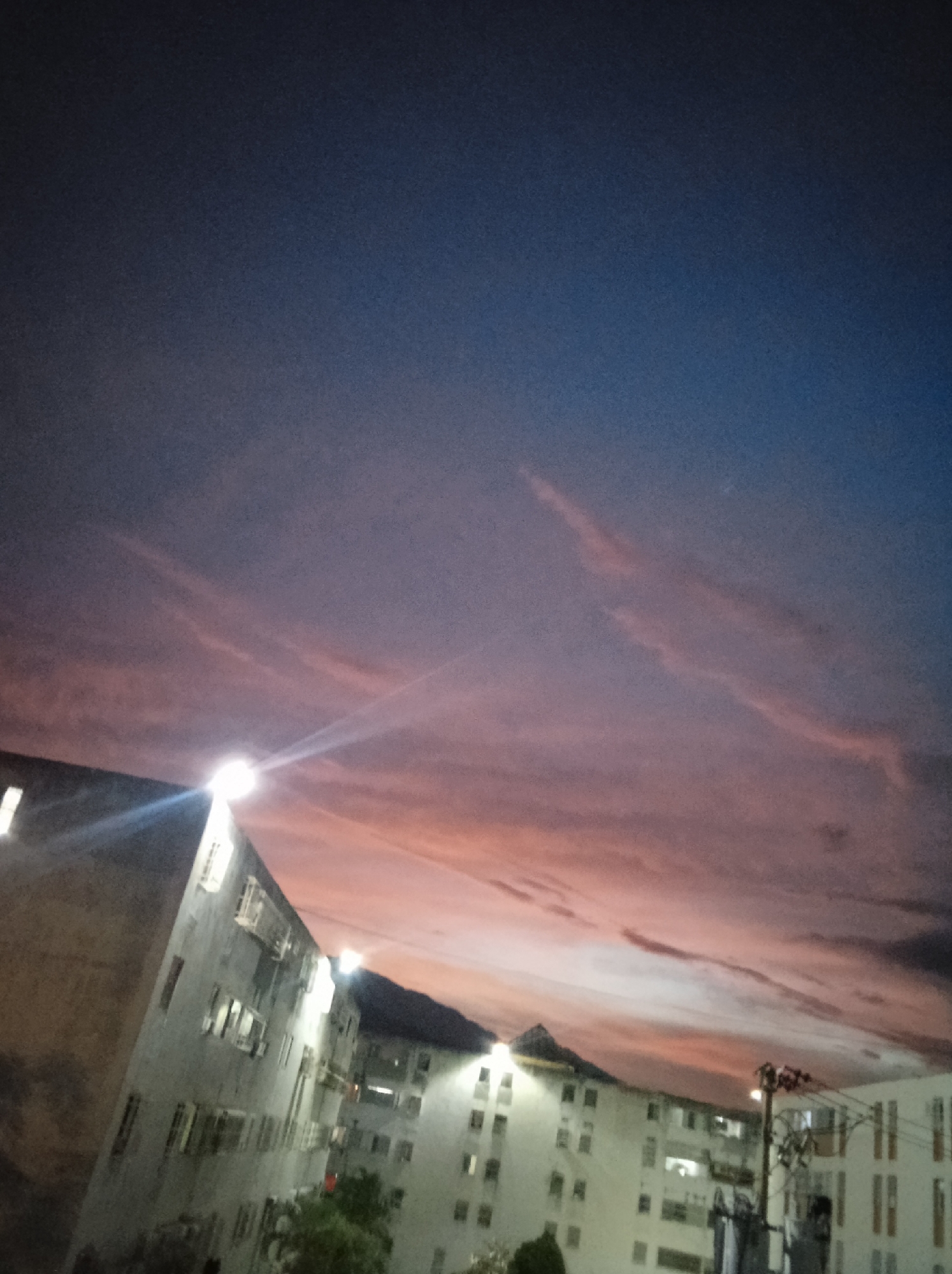 Evening portrait session captures sunset over Guatire neighborhood