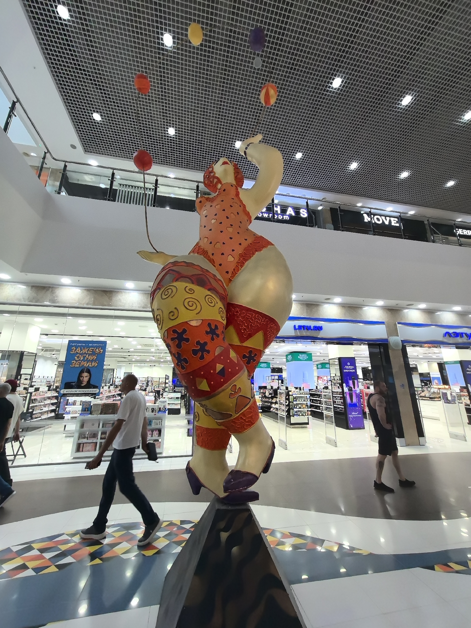 Inside a Nizhny Novgorod mall: sculptures, food court, lunch.