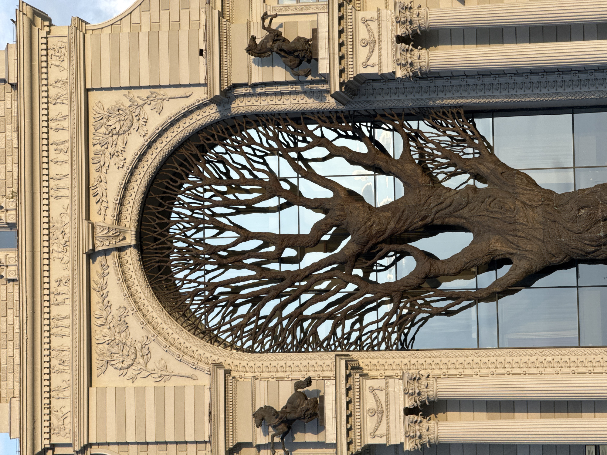 Tourist documents Kazan's architectural landmarks in four-minute walking tour