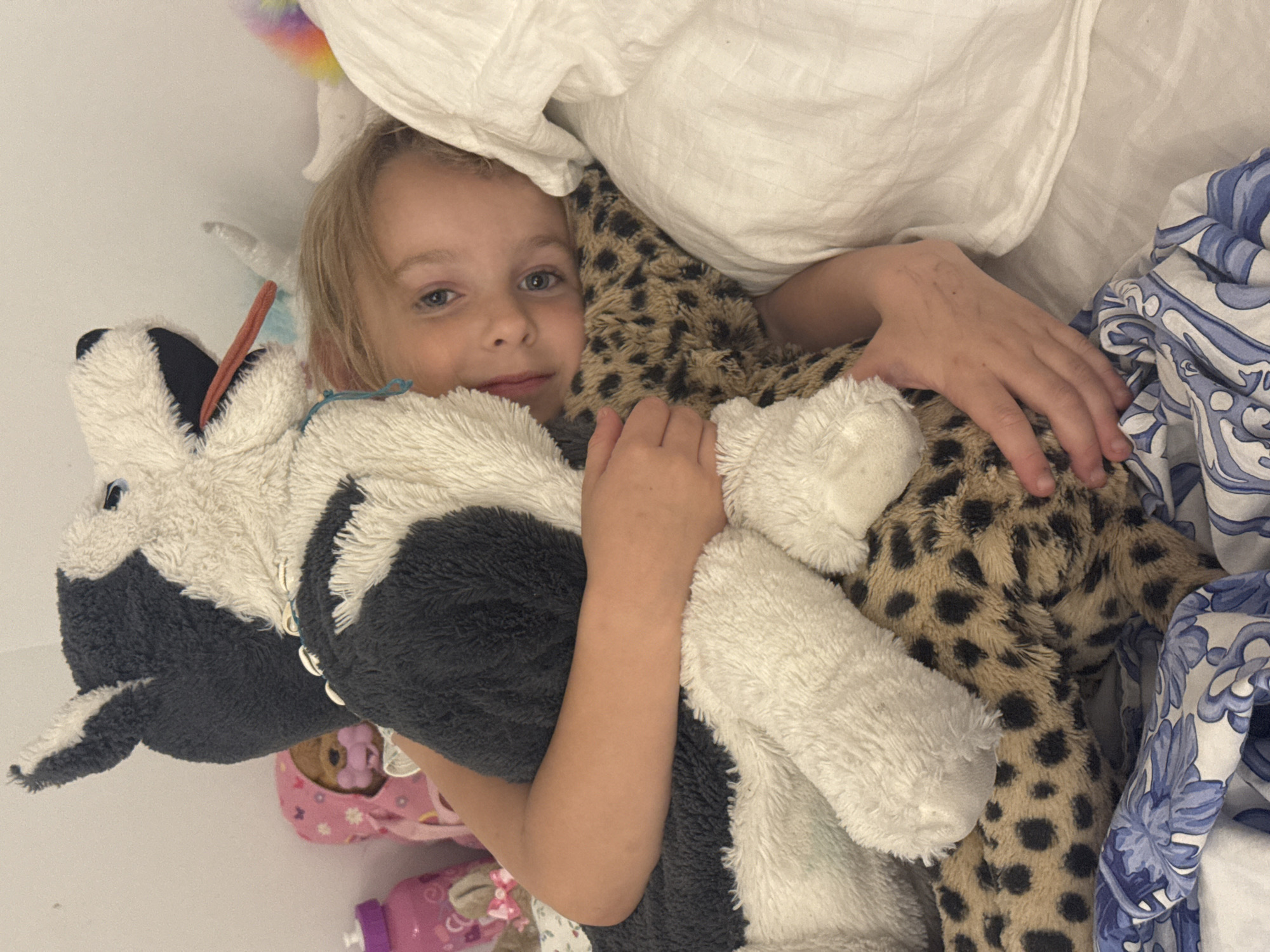 Family moments captured in Valencia home during evening hours