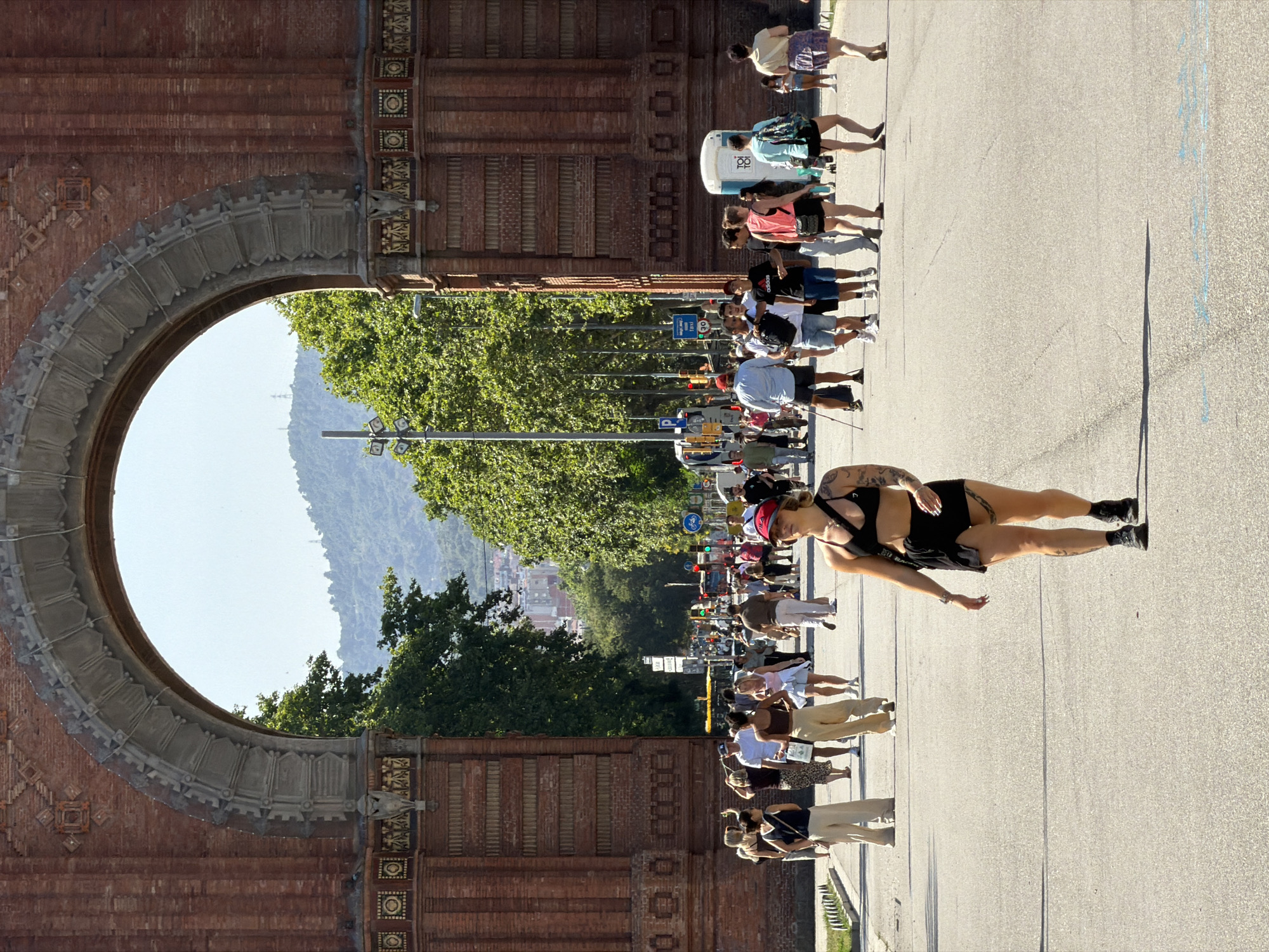 Afternoon around Arc de Triomf, Barcelona — streets, food, and groups