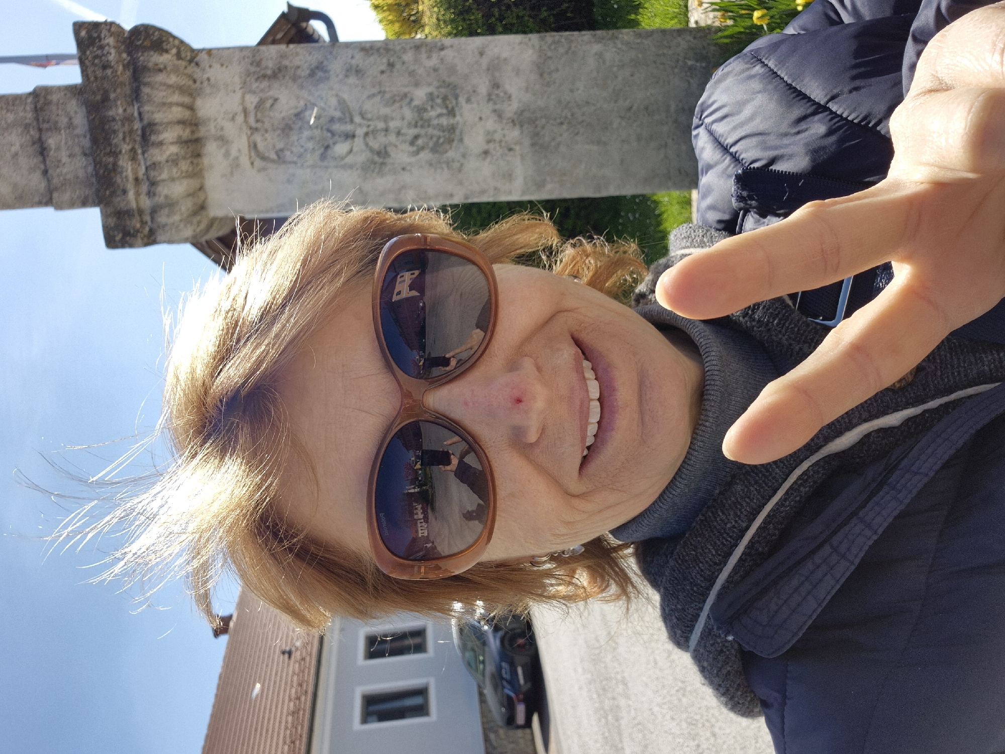 Woman documents Austria visit with selfie and German text