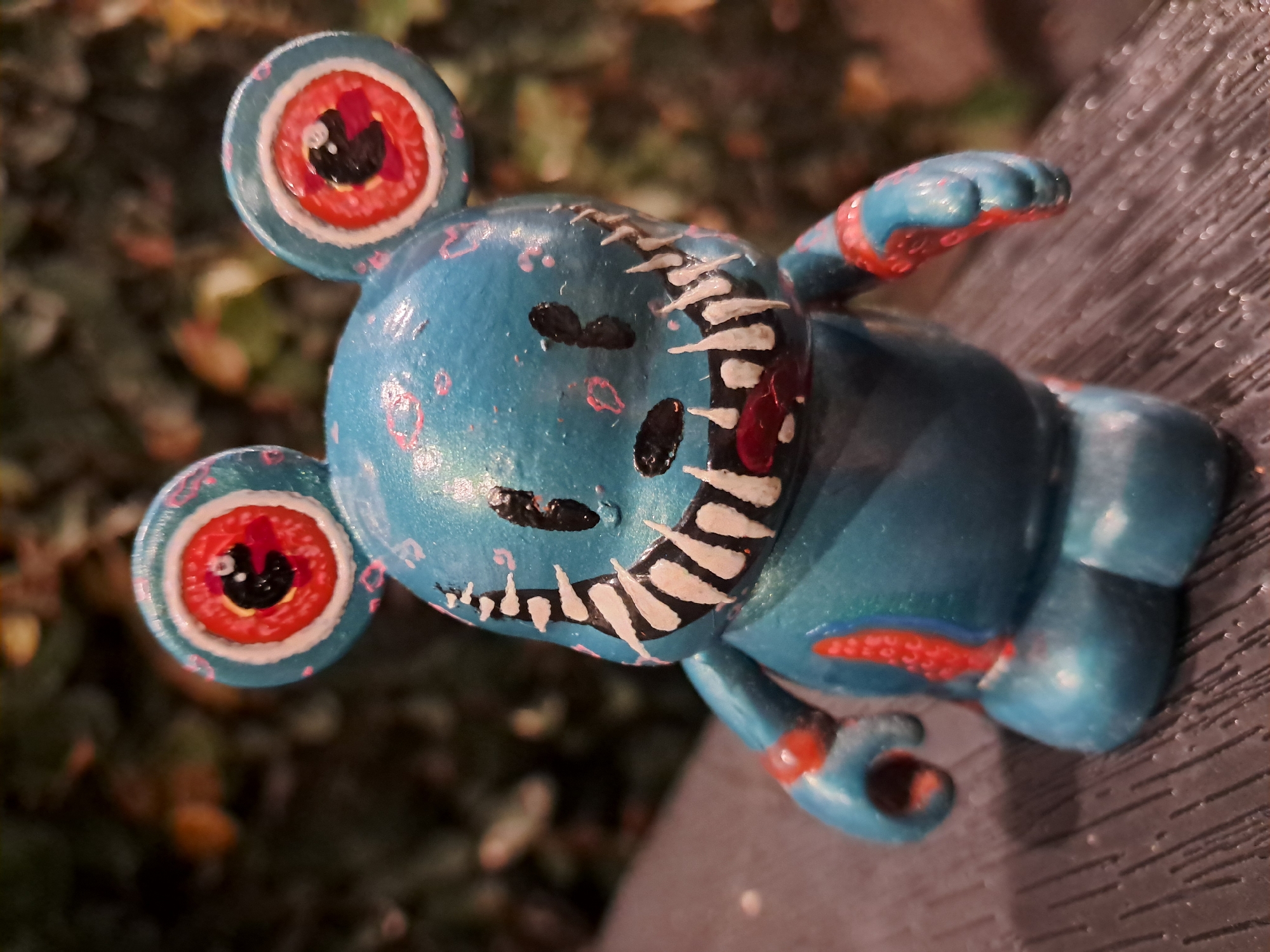 Blue mouse-like toy figure spotted in Vicente López