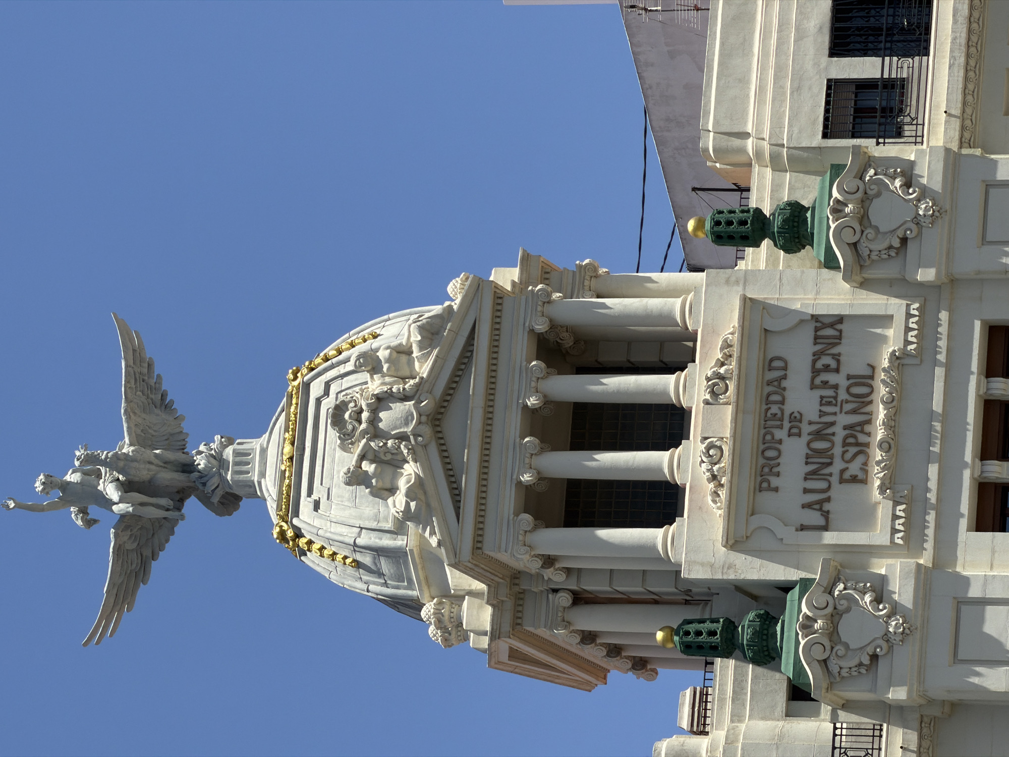 València architecture walk features historic buildings and public carousel