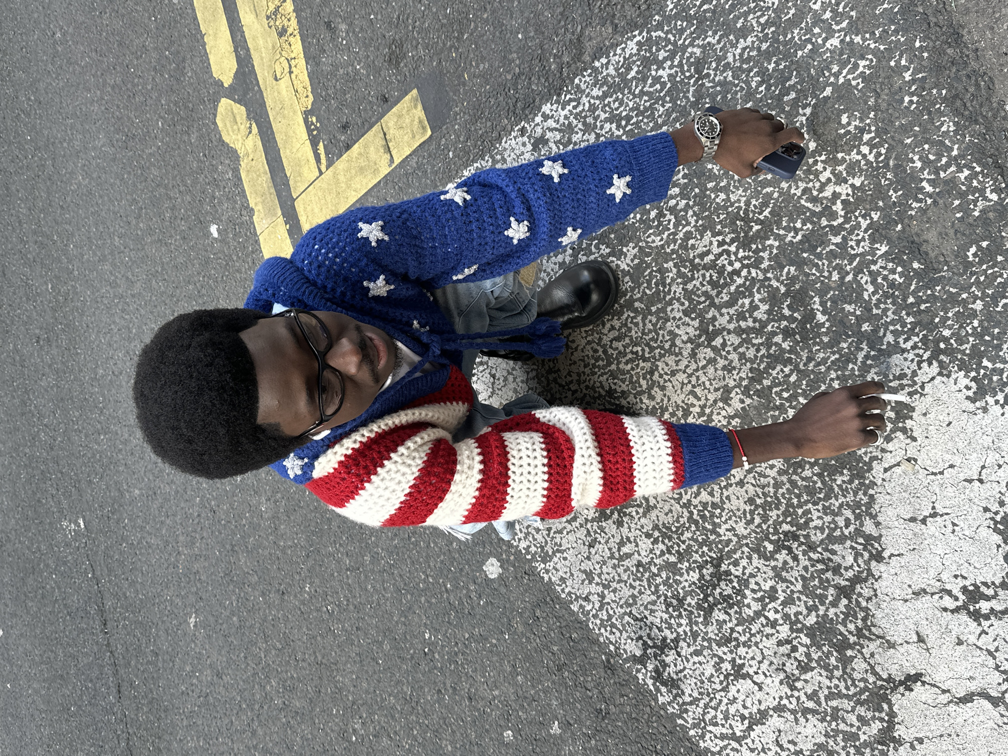 Person in patriotic sweater observed in Saint-Ouen-sur-Seine