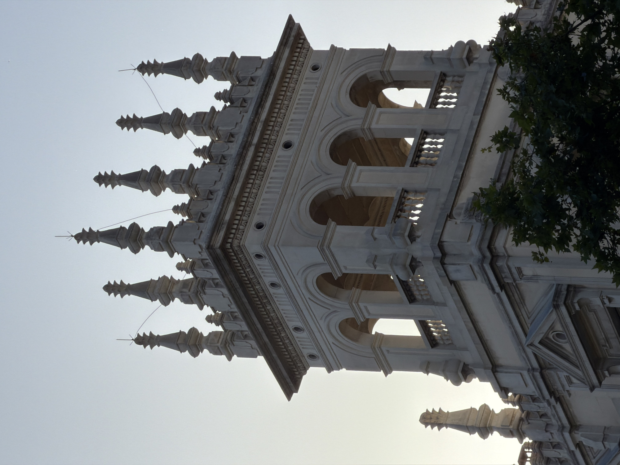 Witness documents ornate Barcelona building facade in afternoon photography session