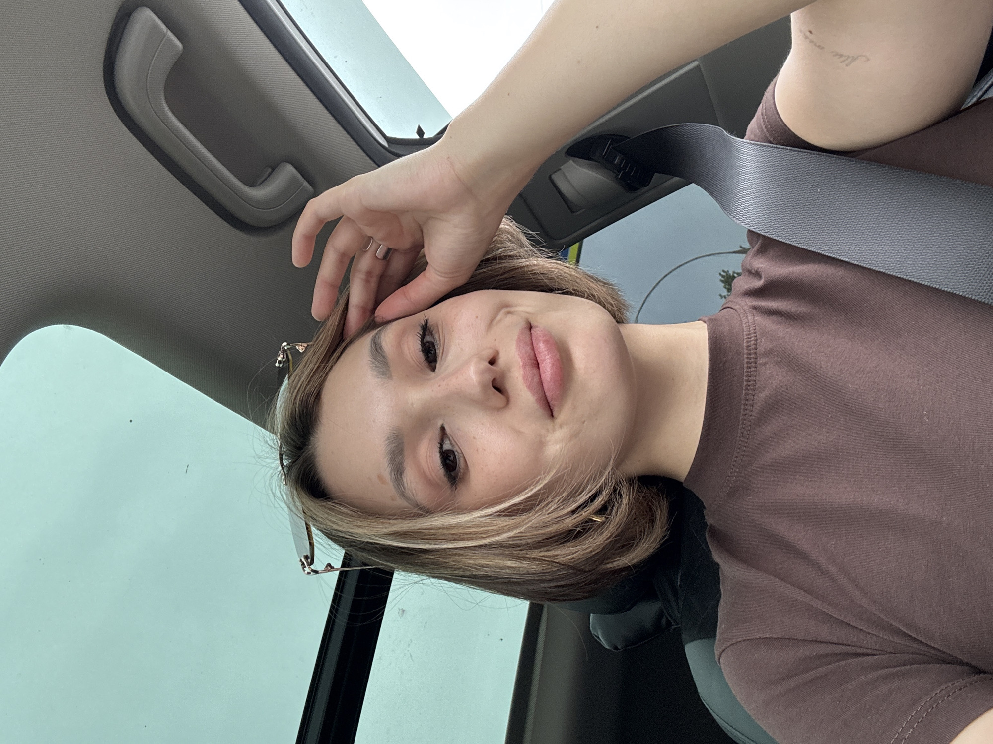 Woman documents car journey through selfies over three hours