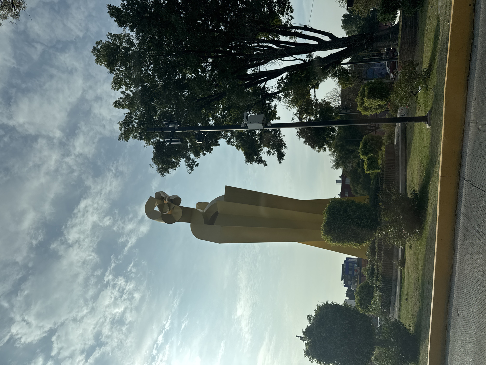 Street scenes and yellow sculpture documented in Puebla