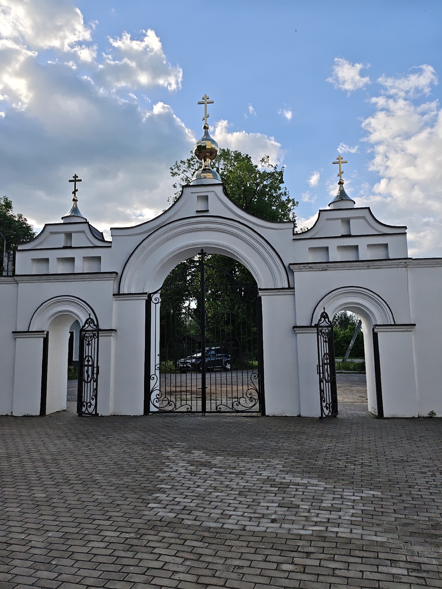 White church gate with three arches documented in Боrovково