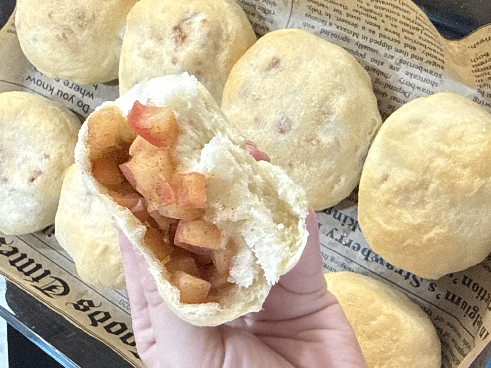 Home baker uses newspaper to bake rolls in Lyubertsy