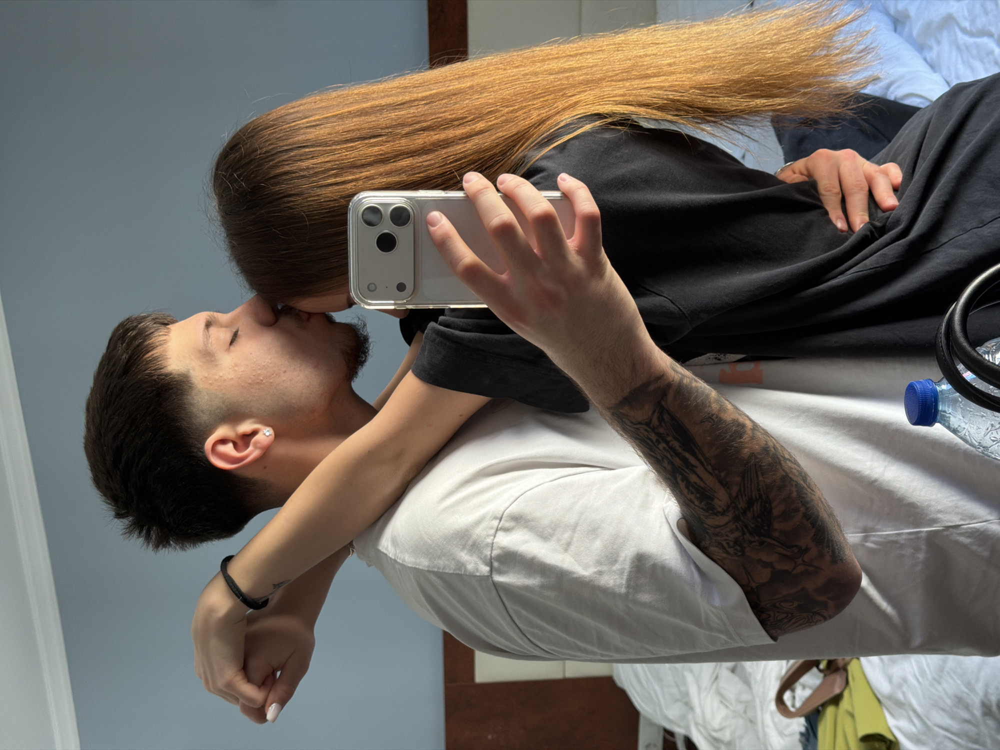 Intimate personal moments documented across Istanbul in 15-minute span