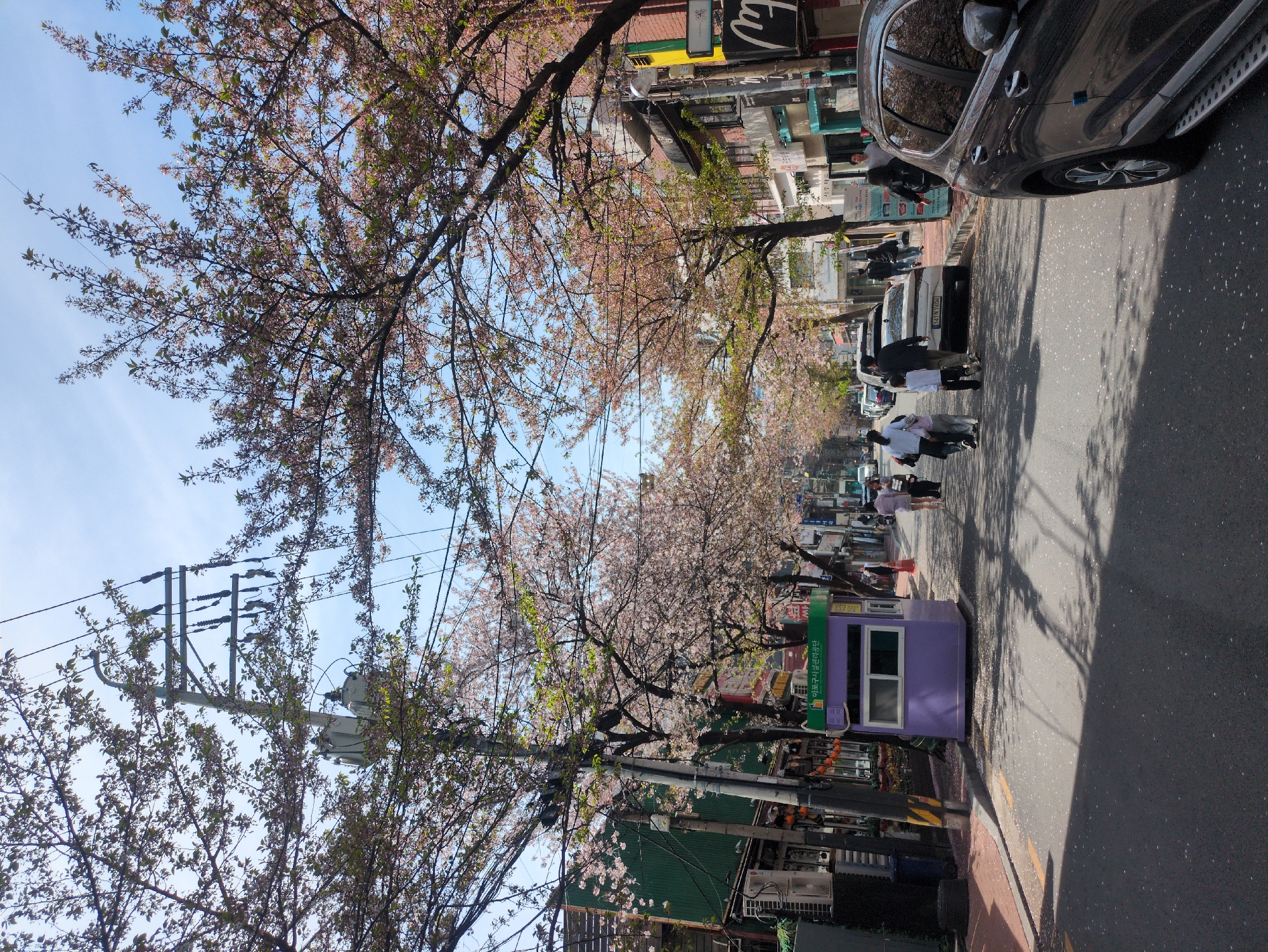 Early morning street scenes documented across Seoul commercial district