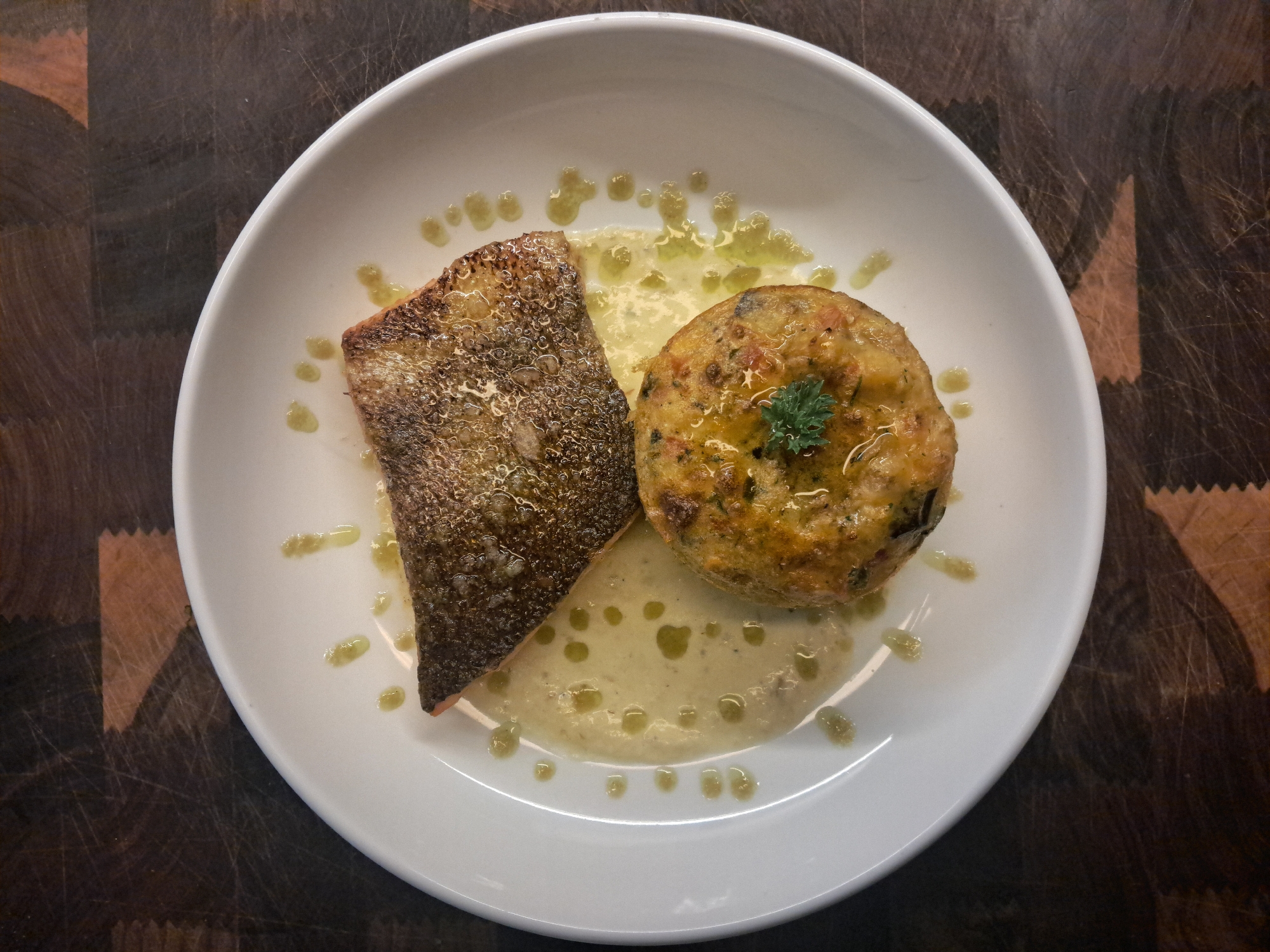 Plated fish dish with savory cake photographed in Vicente López
