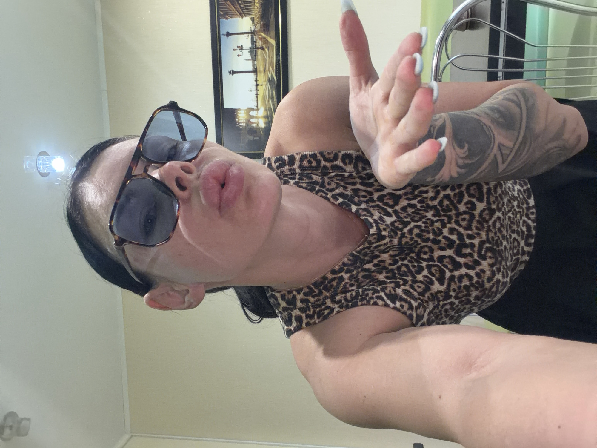 Getting ready in Ufa: leopard print, mirror selfies, one outfit