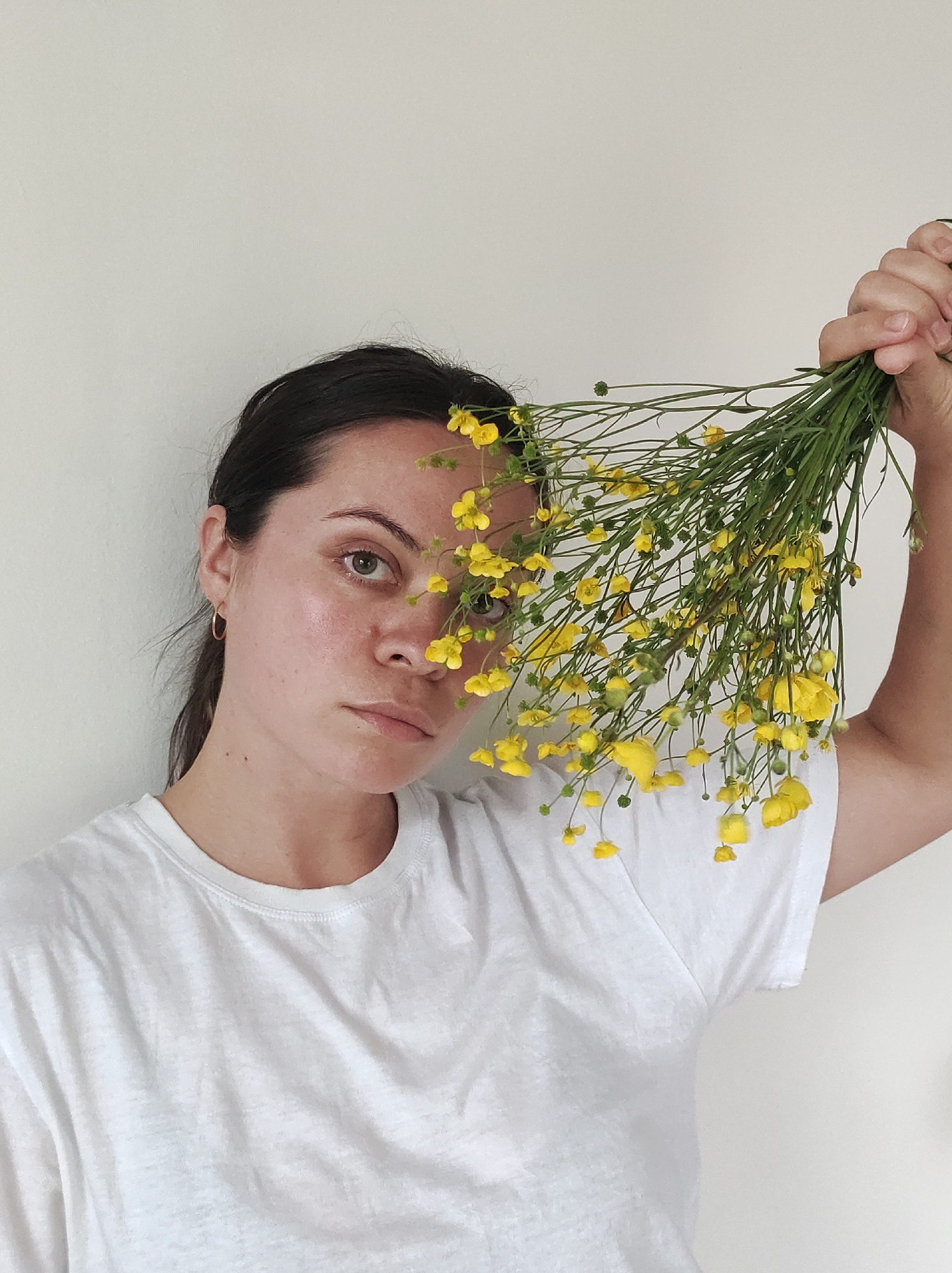 Family photo session captures mother-child moments with wildflowers