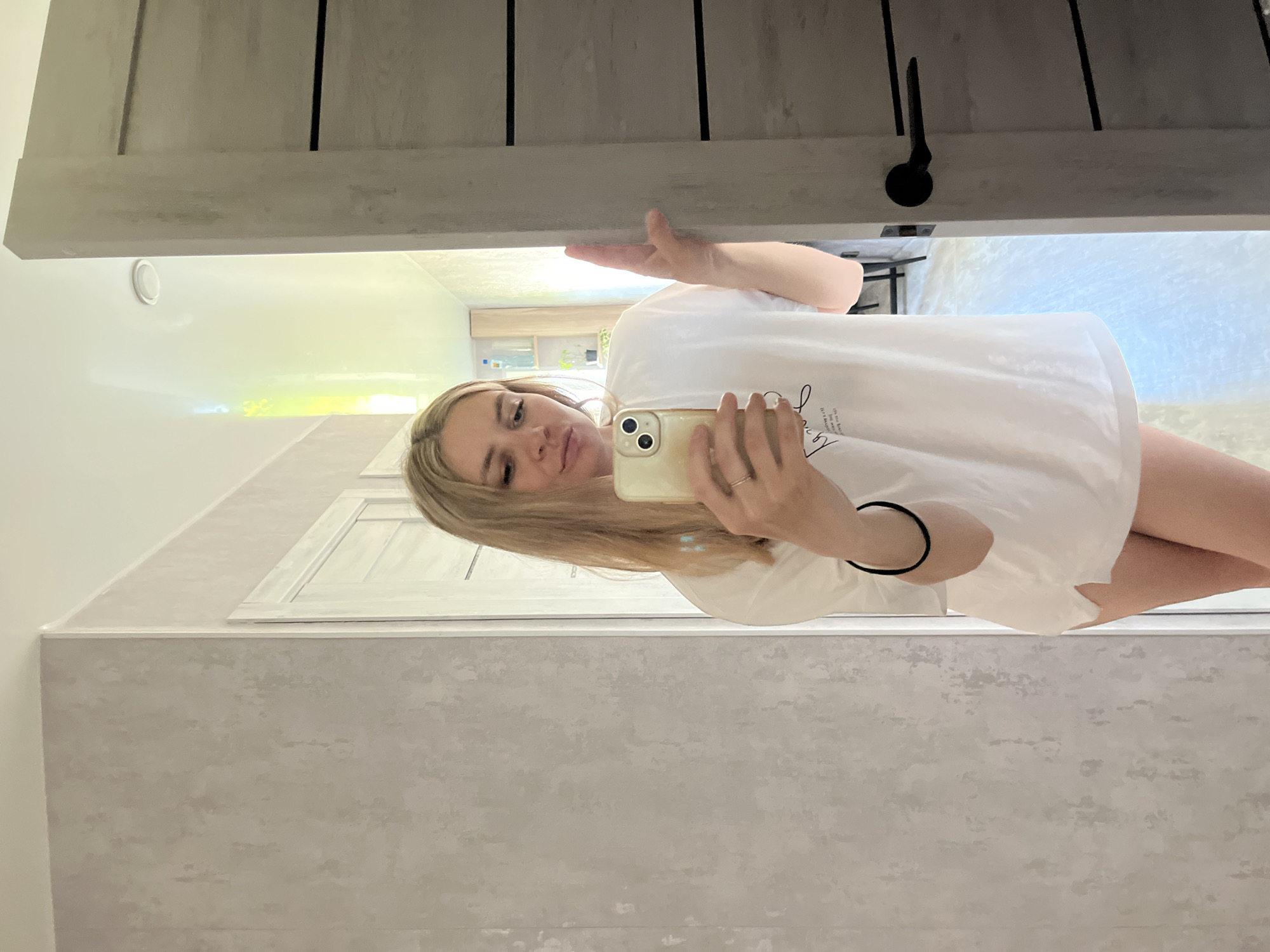 Woman documents early morning routine in Chaikovsky bathroom selfies