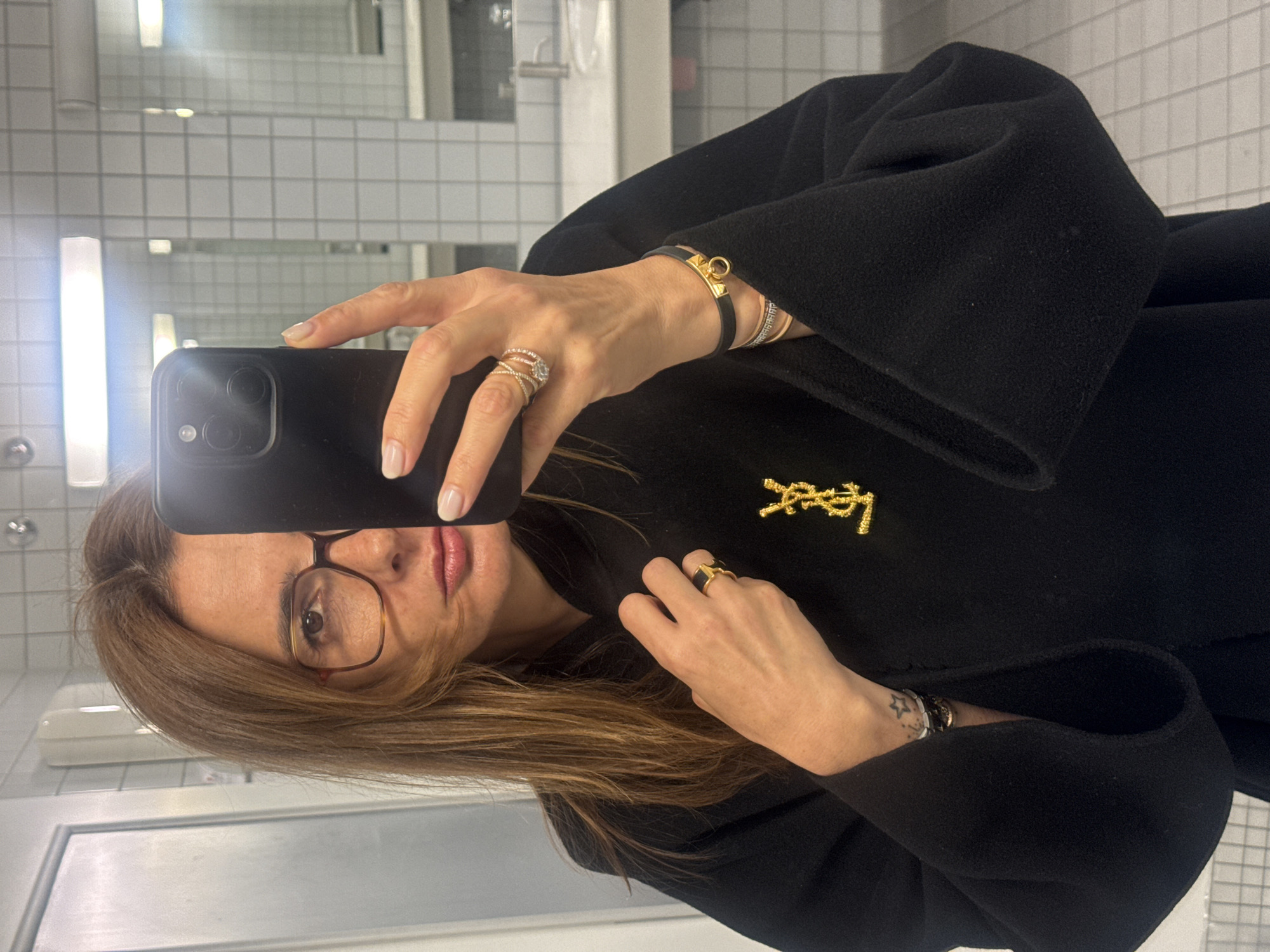 Woman takes bathroom selfies in Munich over 27-minute period