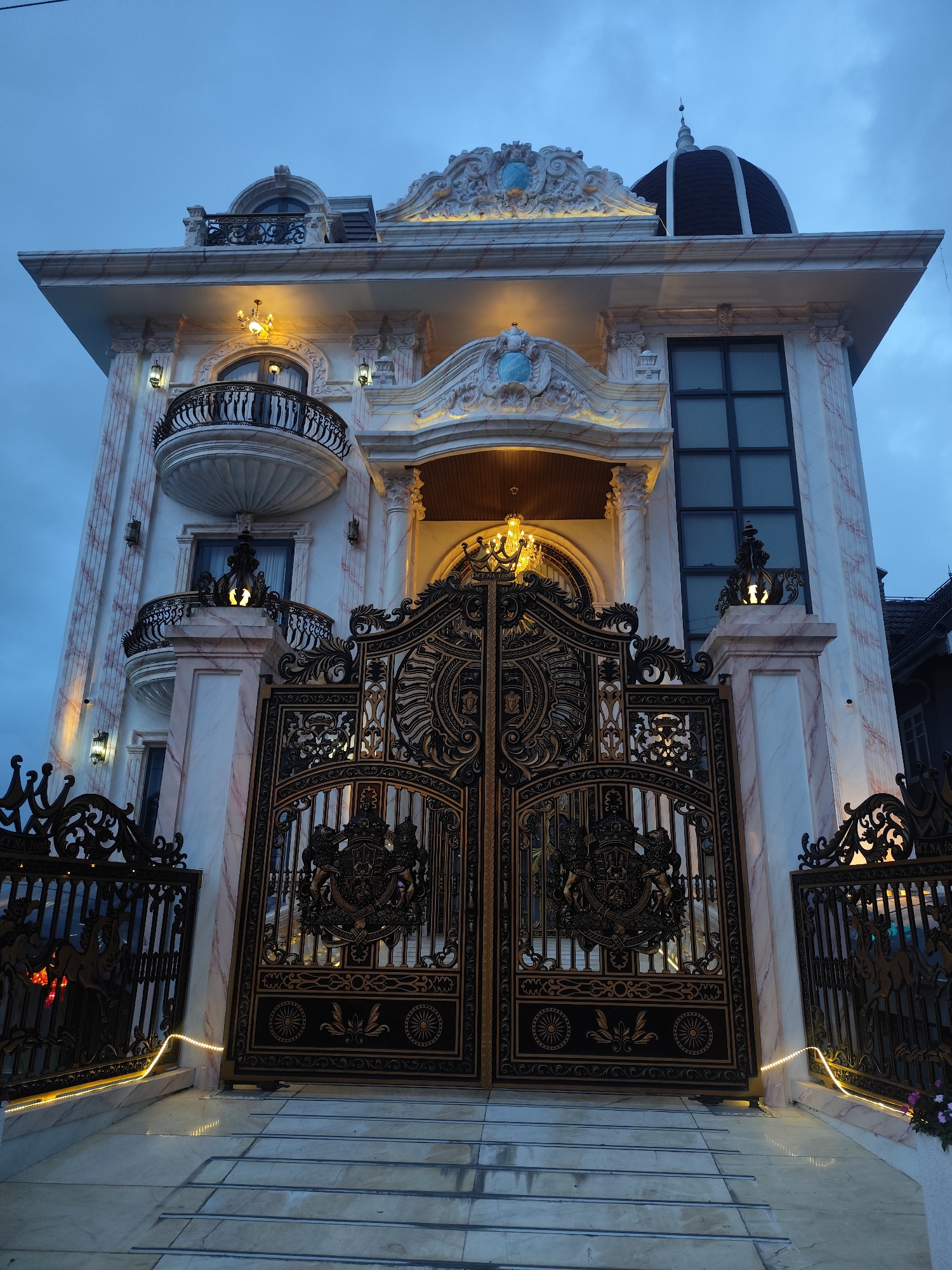 Đà Lạt's ornate villas and street life across two districts