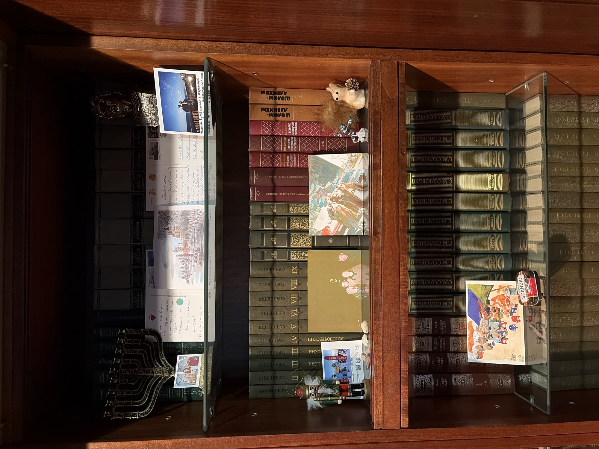 Individual Documents Personal Bookshelf Collection Over 40-Minute Period