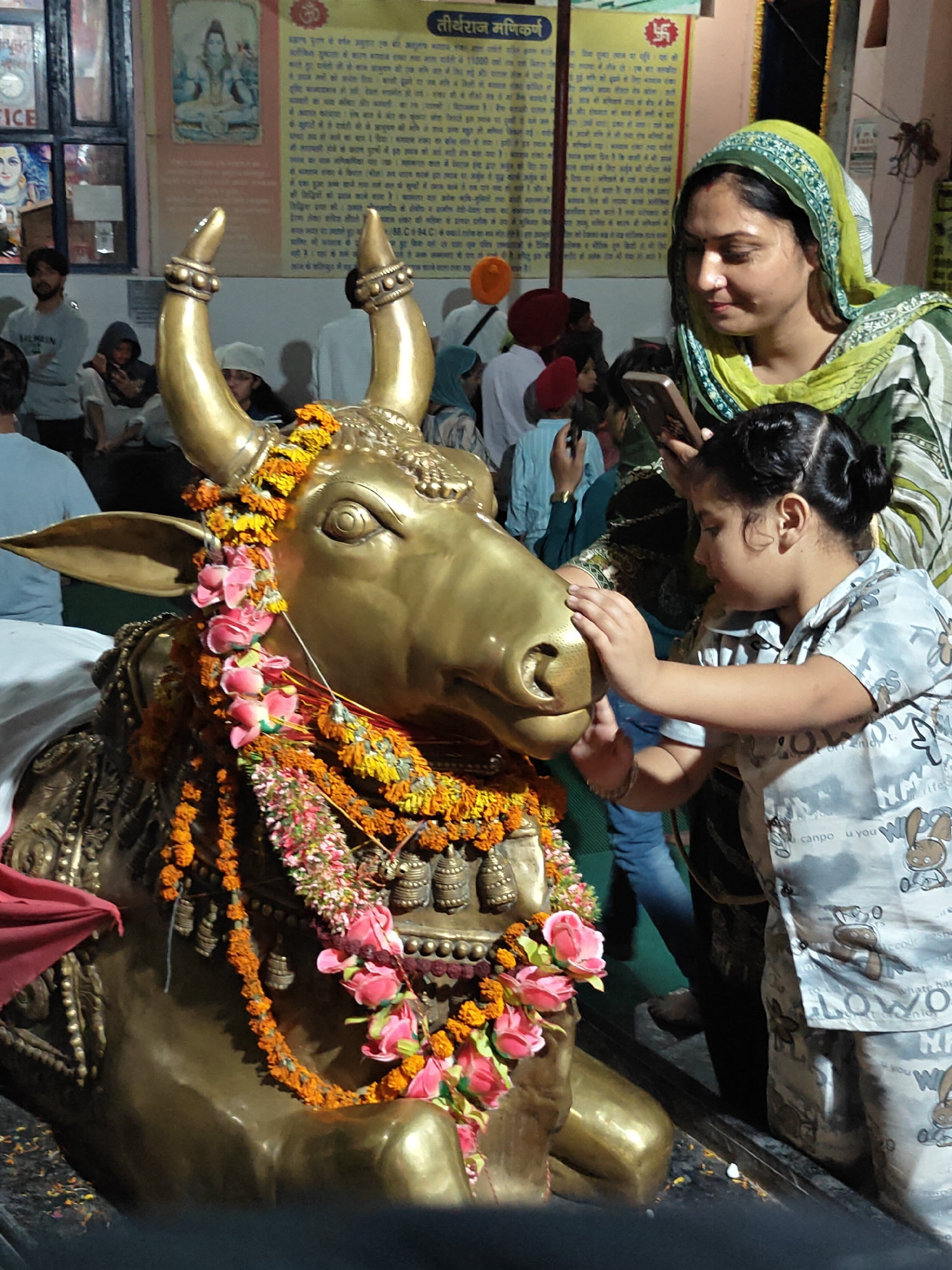 Busy markets and temple visits documented in Kasol-Manikaran area