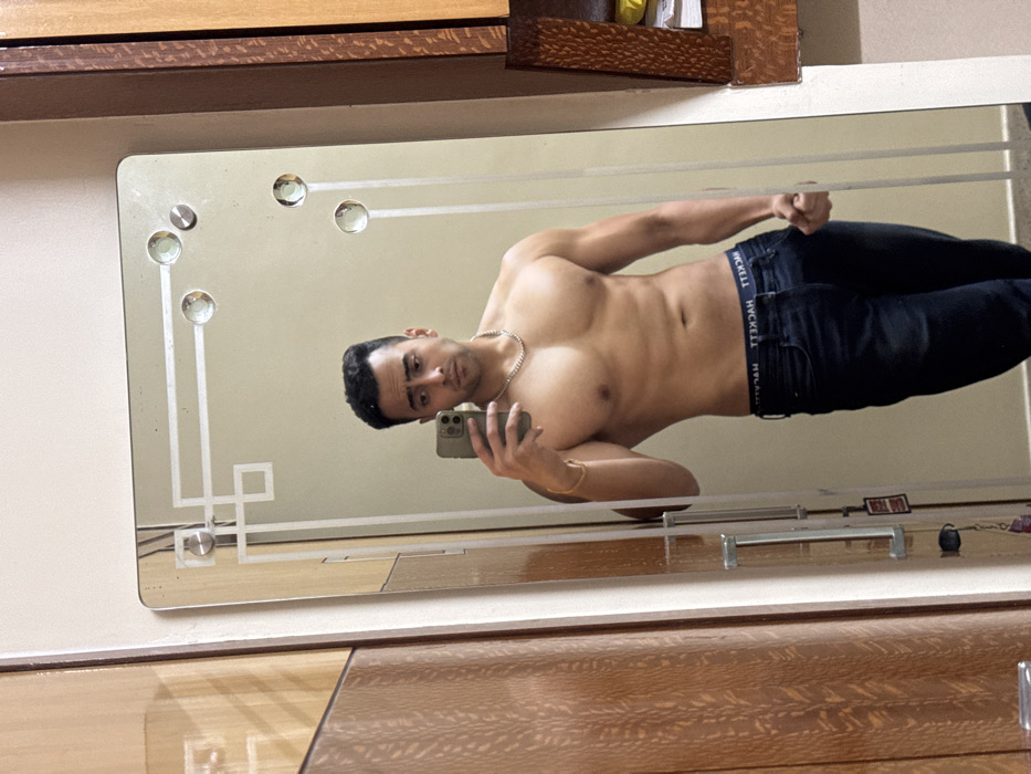 Man captures extensive mirror selfie session in Kolkata residence