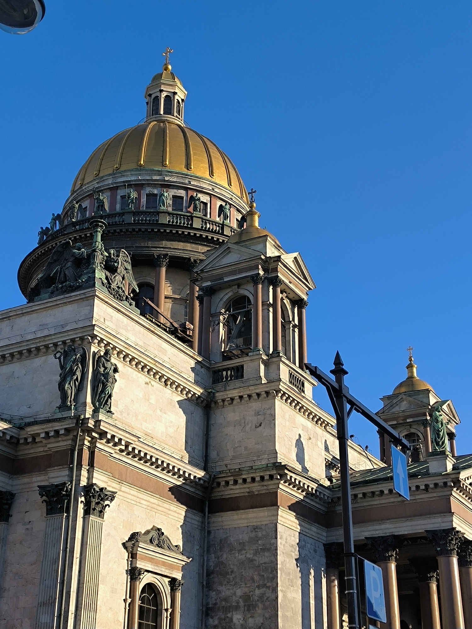 Horseback riding draws crowd near Saint Isaac's Cathedral, Saint Petersburg