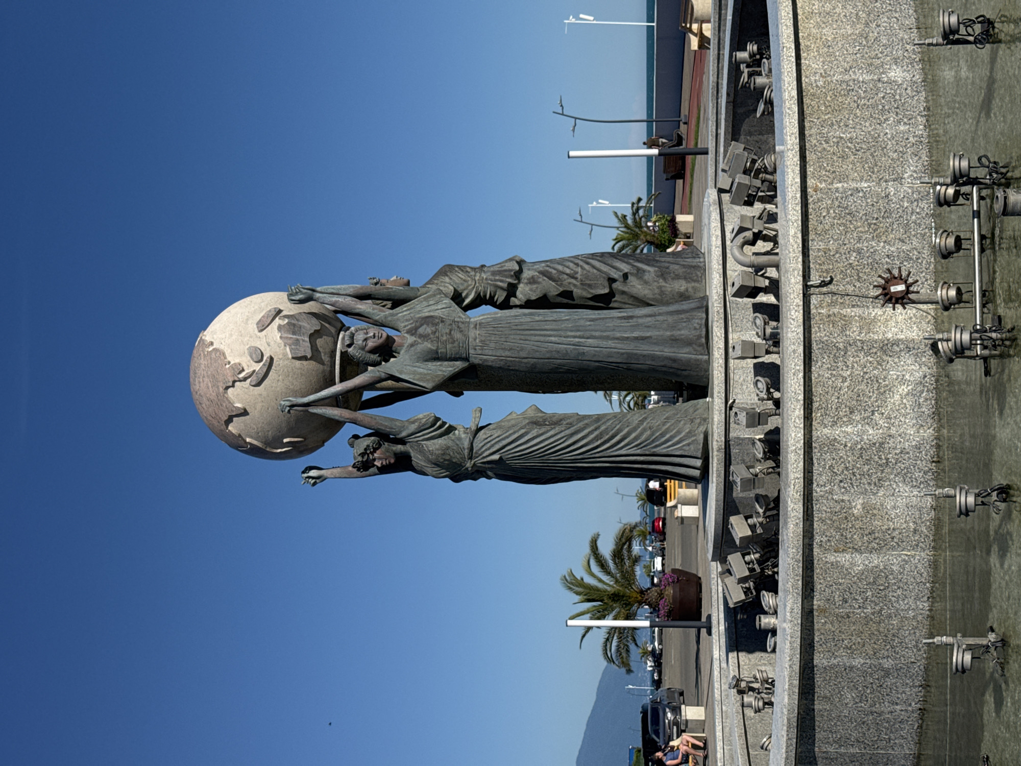 Afternoon at Sirius: pebble beach, selfies, and fountain sculpture