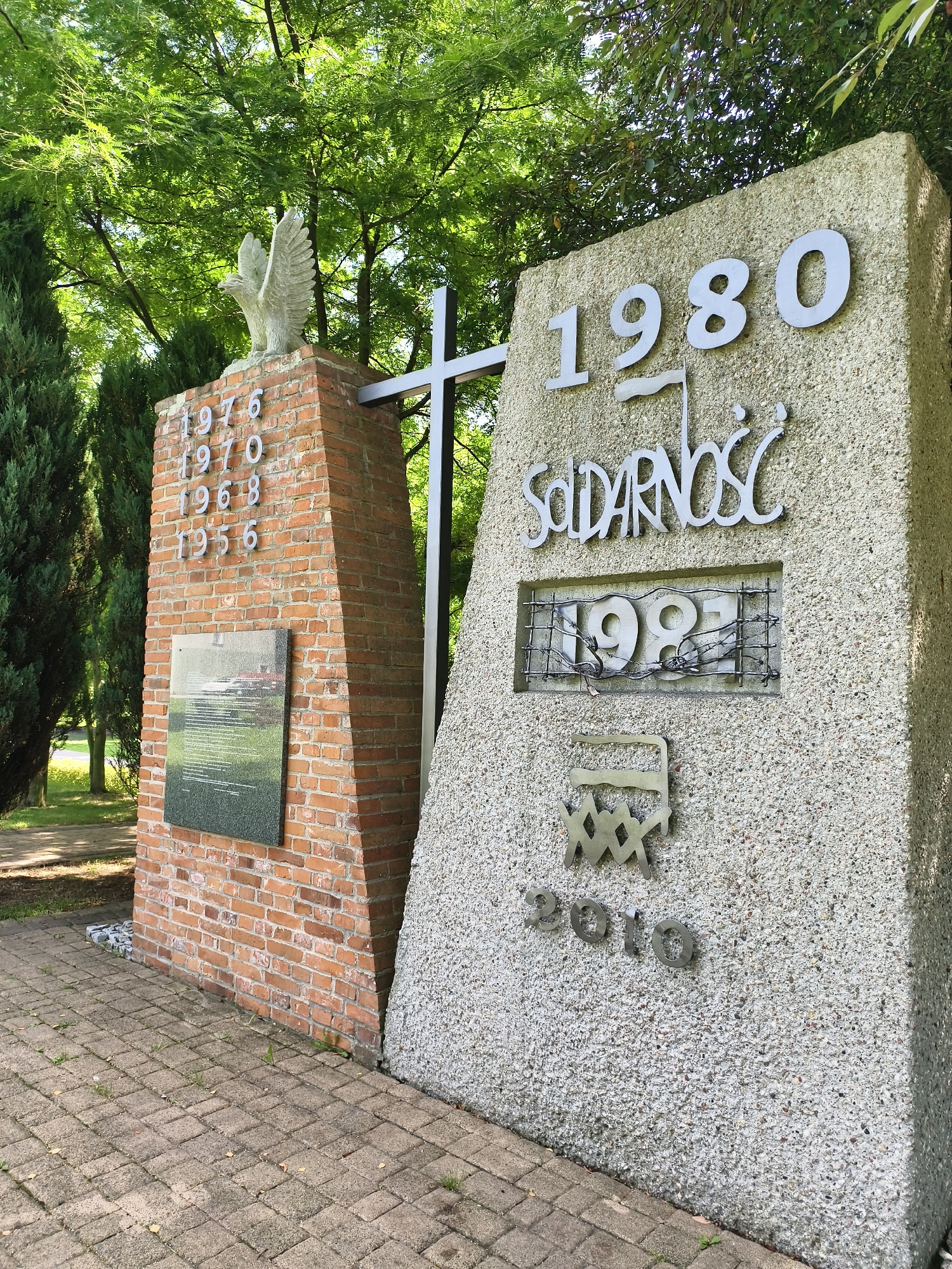 Tczew park in summer: fountains, flowers, and Solidarity monuments
