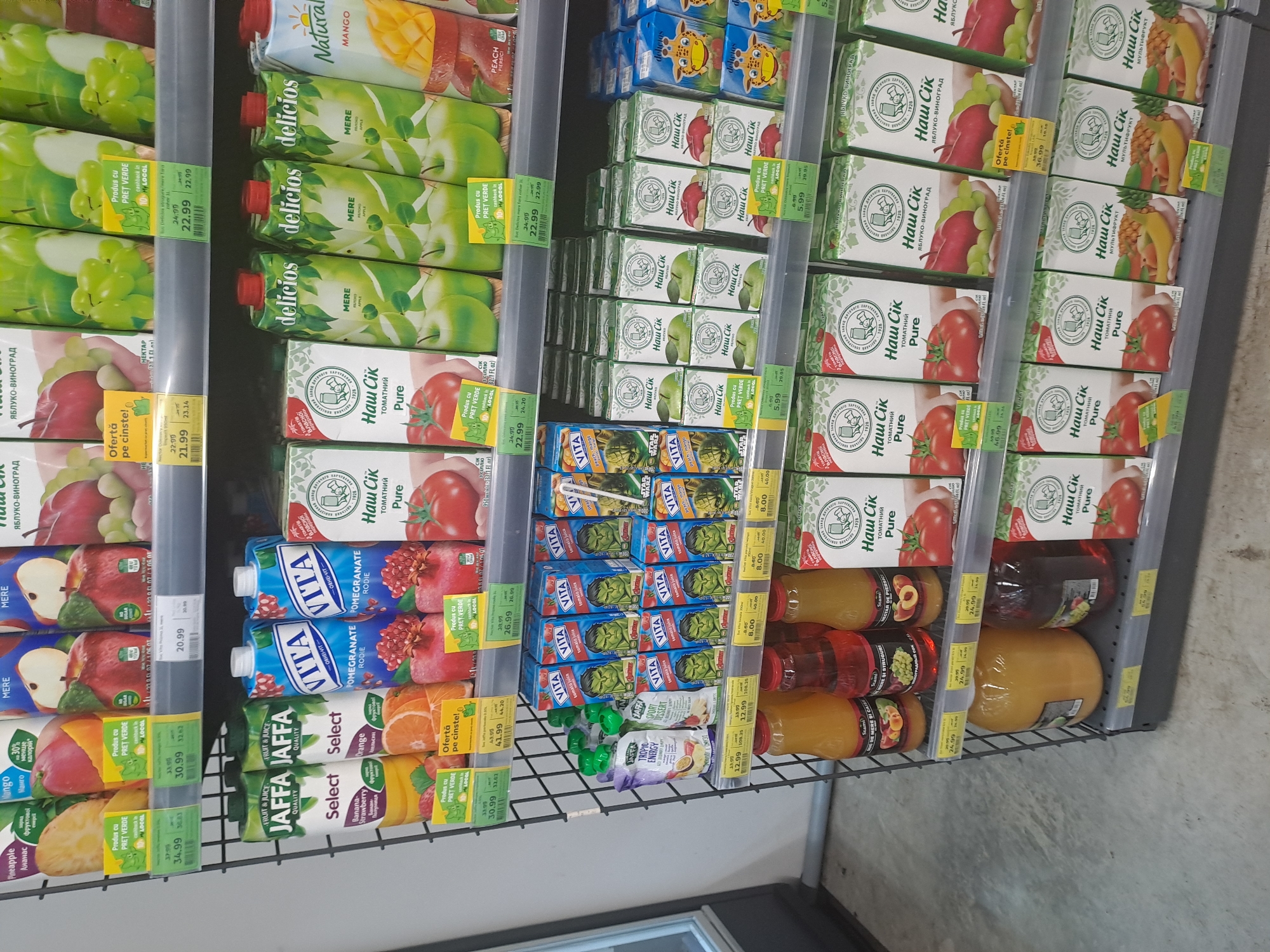 Supermarket aisles, tram 818, and a dandelion fountain in Chișinău