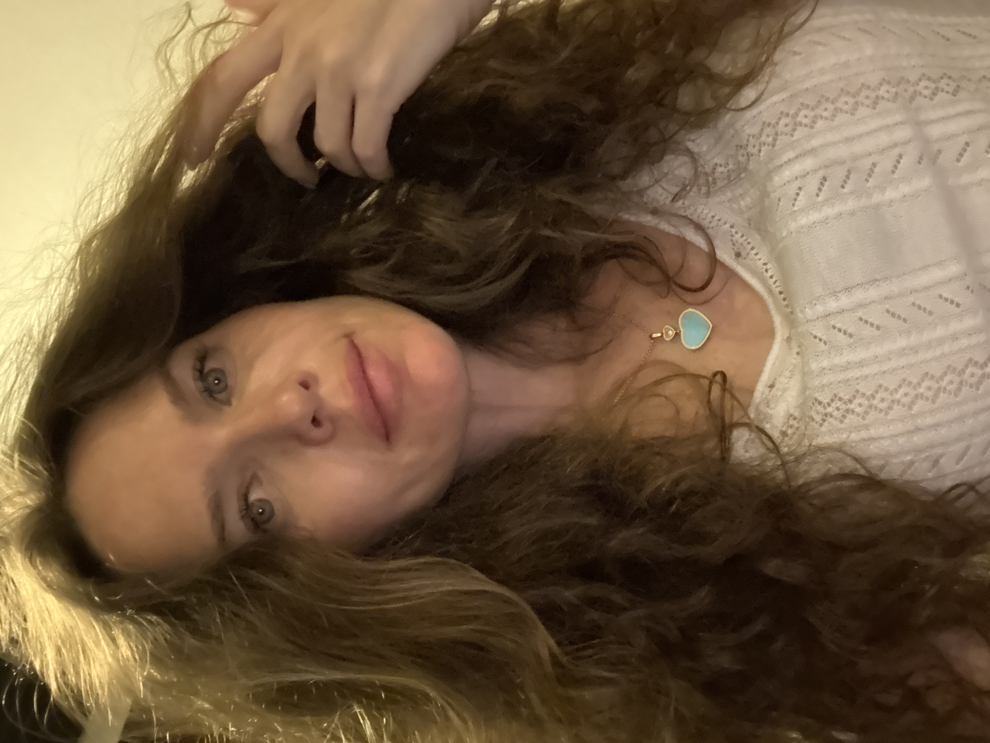 Woman documents evening at Dubai beachfront resort with selfies