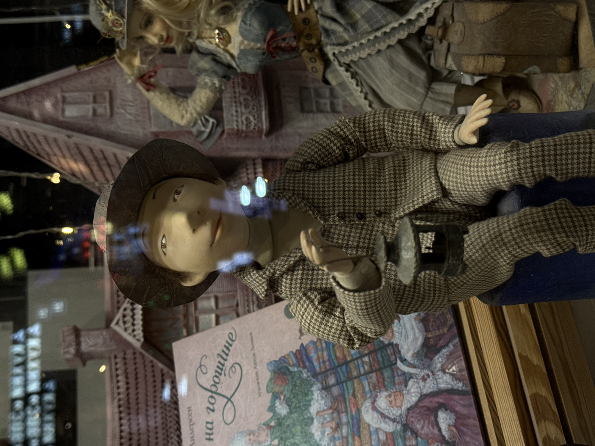 Window displays and street art documented in Moscow